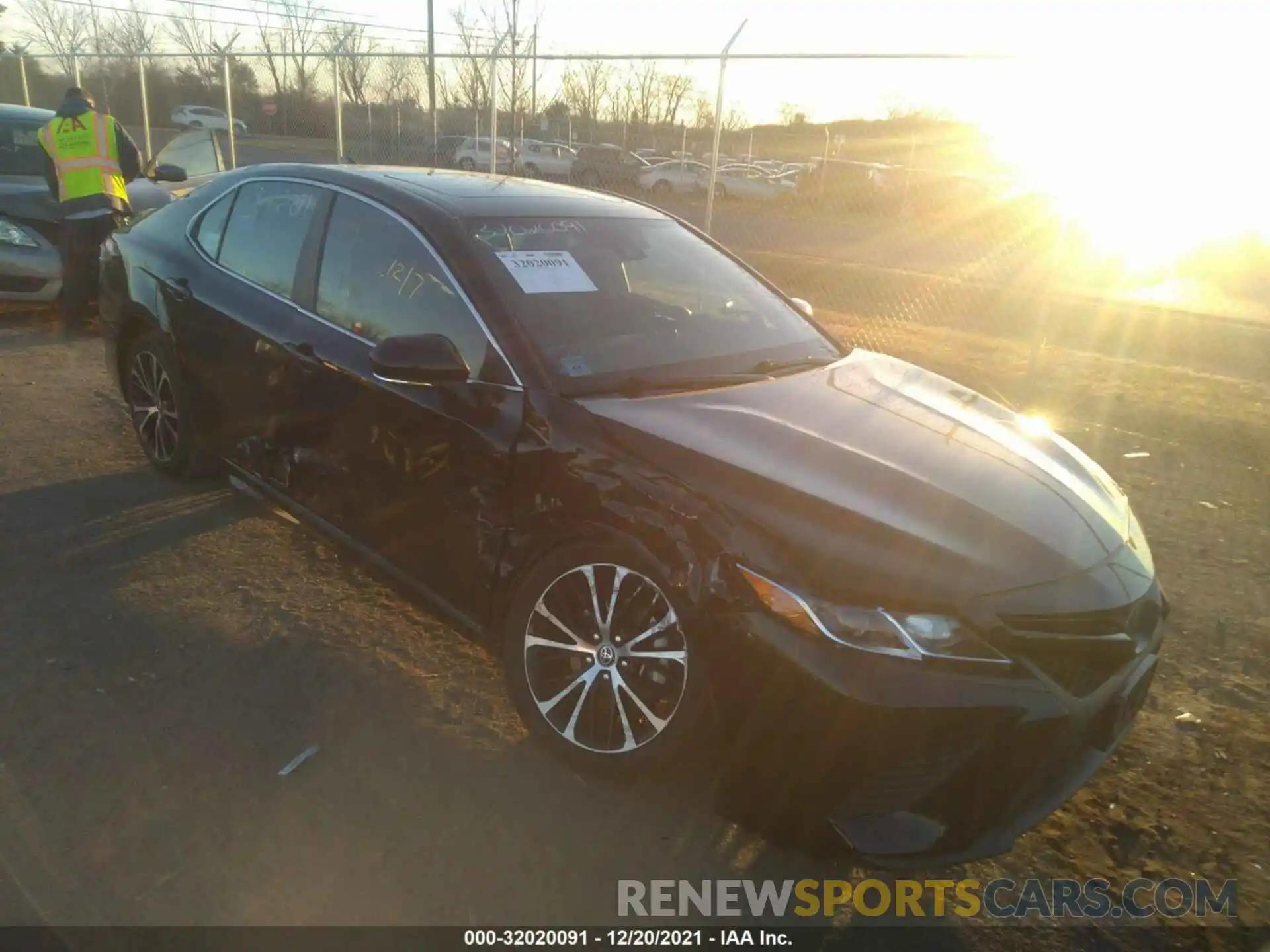 1 Photograph of a damaged car 4T1M11AK6LU980251 TOYOTA CAMRY 2020