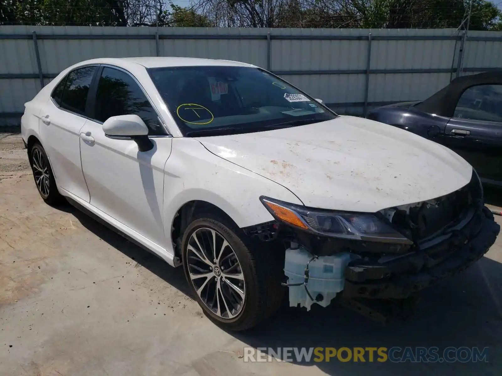 1 Photograph of a damaged car 4T1M11AK6LU985515 TOYOTA CAMRY 2020