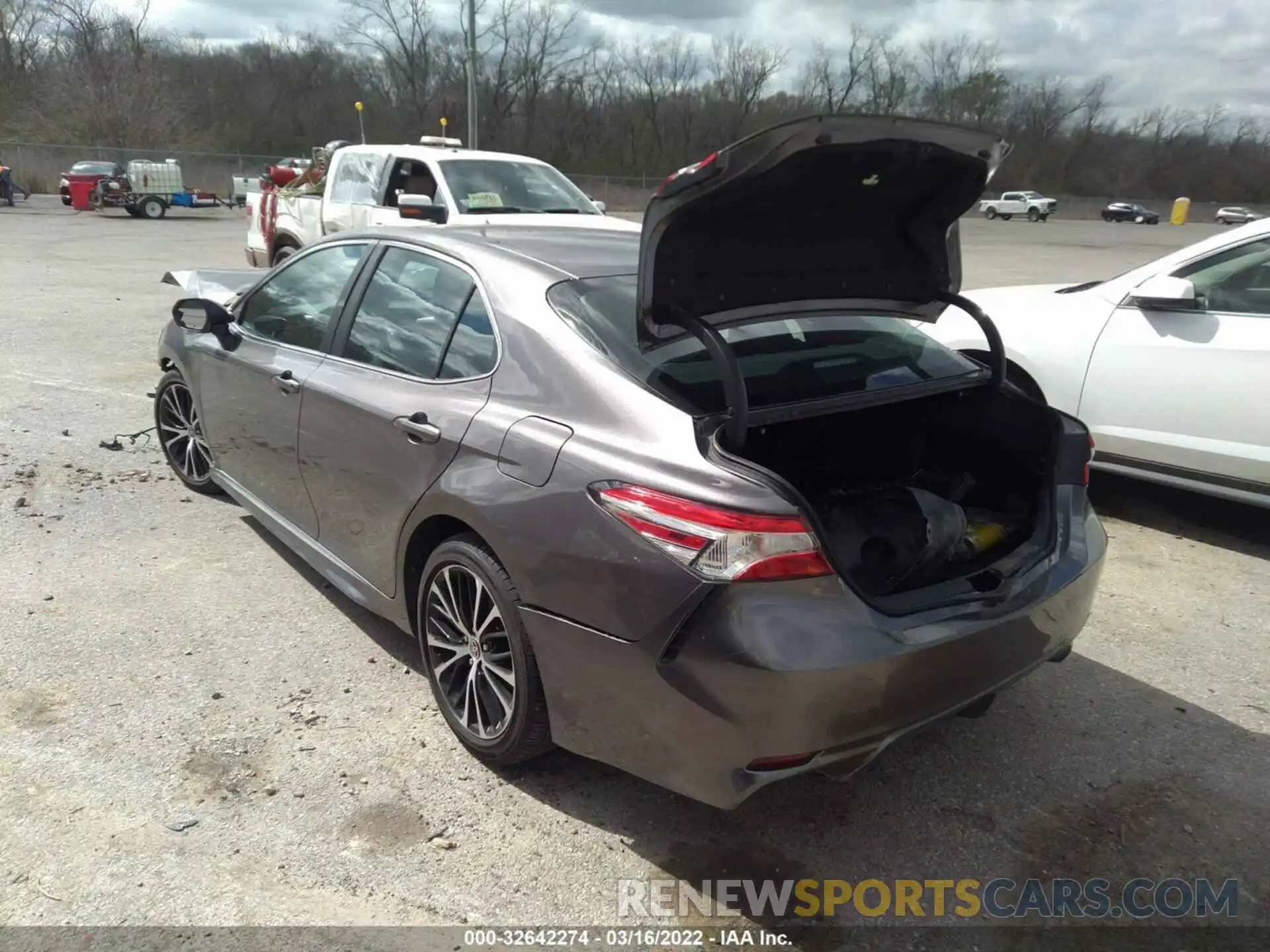 3 Photograph of a damaged car 4T1M11AK6LU989581 TOYOTA CAMRY 2020