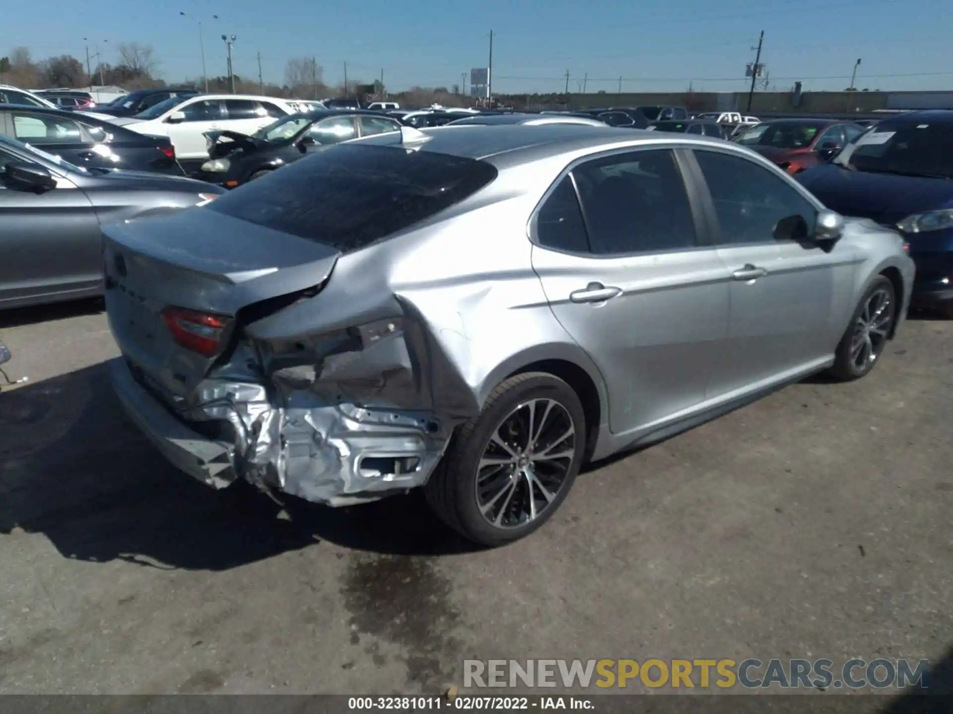 4 Photograph of a damaged car 4T1M11AK7LU322583 TOYOTA CAMRY 2020