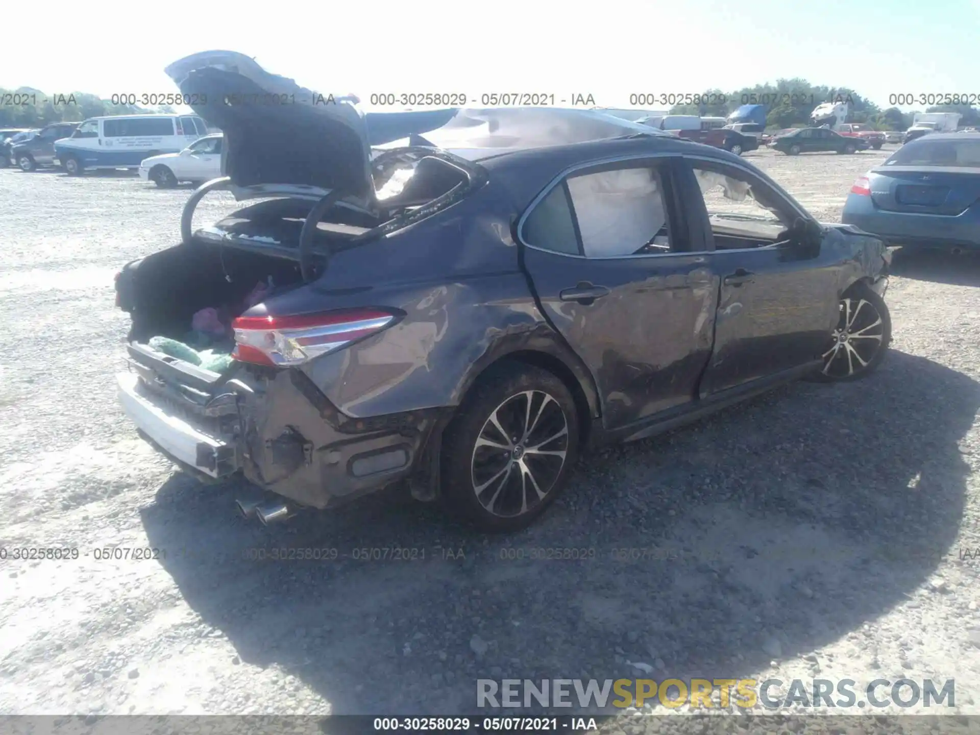 4 Photograph of a damaged car 4T1M11AK7LU323040 TOYOTA CAMRY 2020