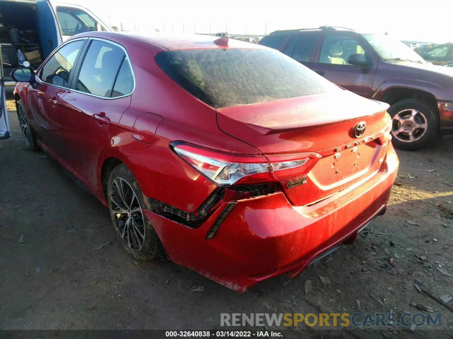 1 Photograph of a damaged car 4T1M11AK7LU330246 TOYOTA CAMRY 2020