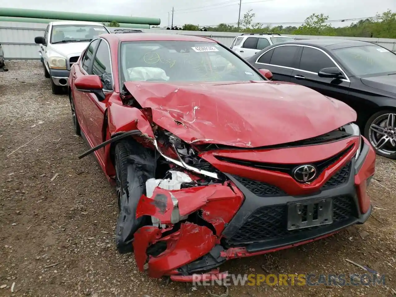 1 Photograph of a damaged car 4T1M11AK8LU320339 TOYOTA CAMRY 2020