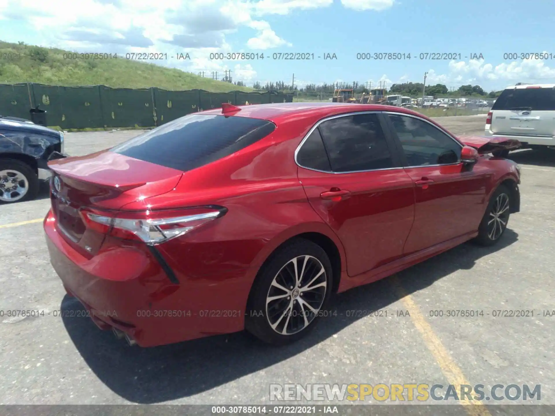 4 Photograph of a damaged car 4T1M11AK8LU401812 TOYOTA CAMRY 2020