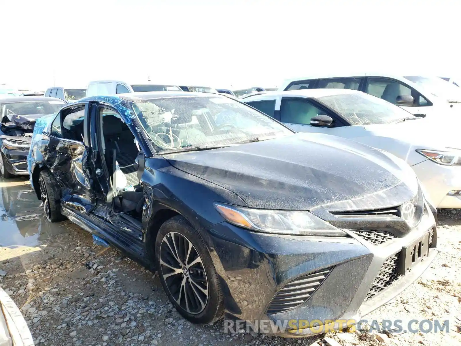 1 Photograph of a damaged car 4T1M11AK8LU925610 TOYOTA CAMRY 2020