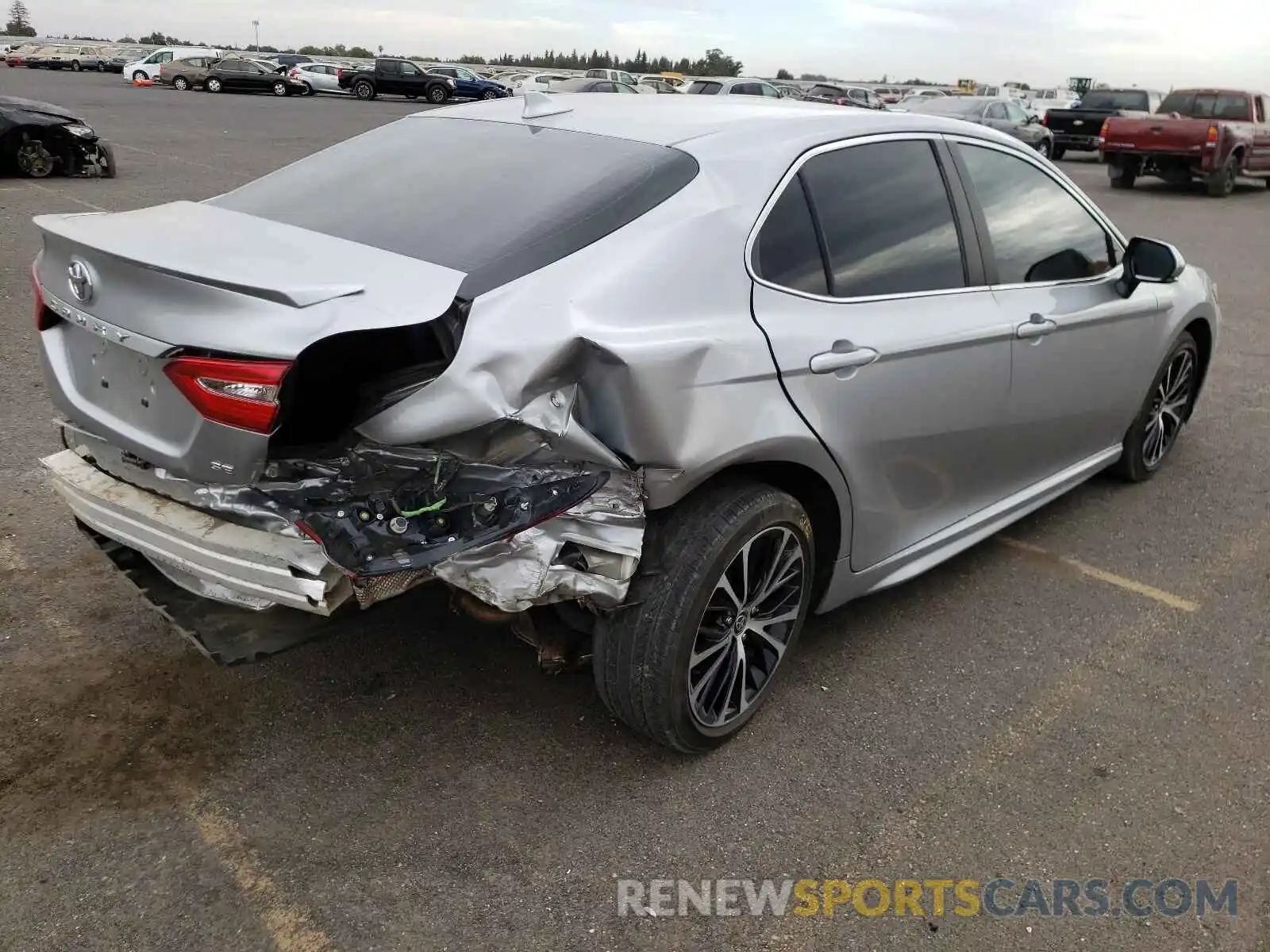 4 Photograph of a damaged car 4T1M11AK8LU946490 TOYOTA CAMRY 2020