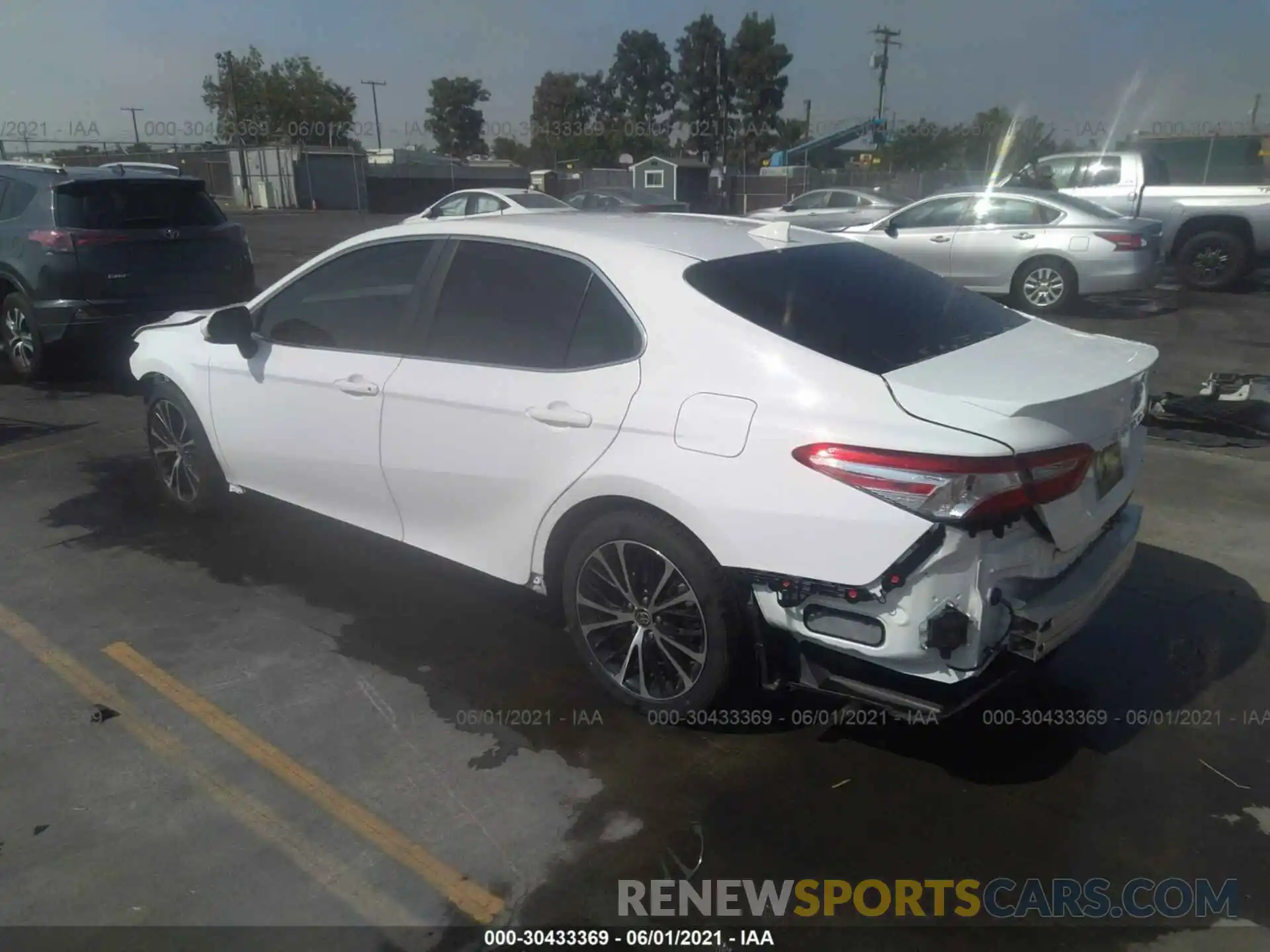 3 Photograph of a damaged car 4T1M11AK8LU951432 TOYOTA CAMRY 2020