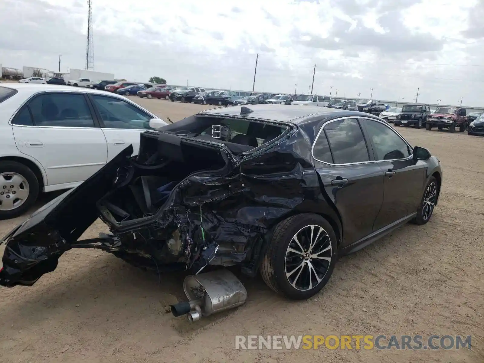 4 Photograph of a damaged car 4T1M11AK8LU993924 TOYOTA CAMRY 2020