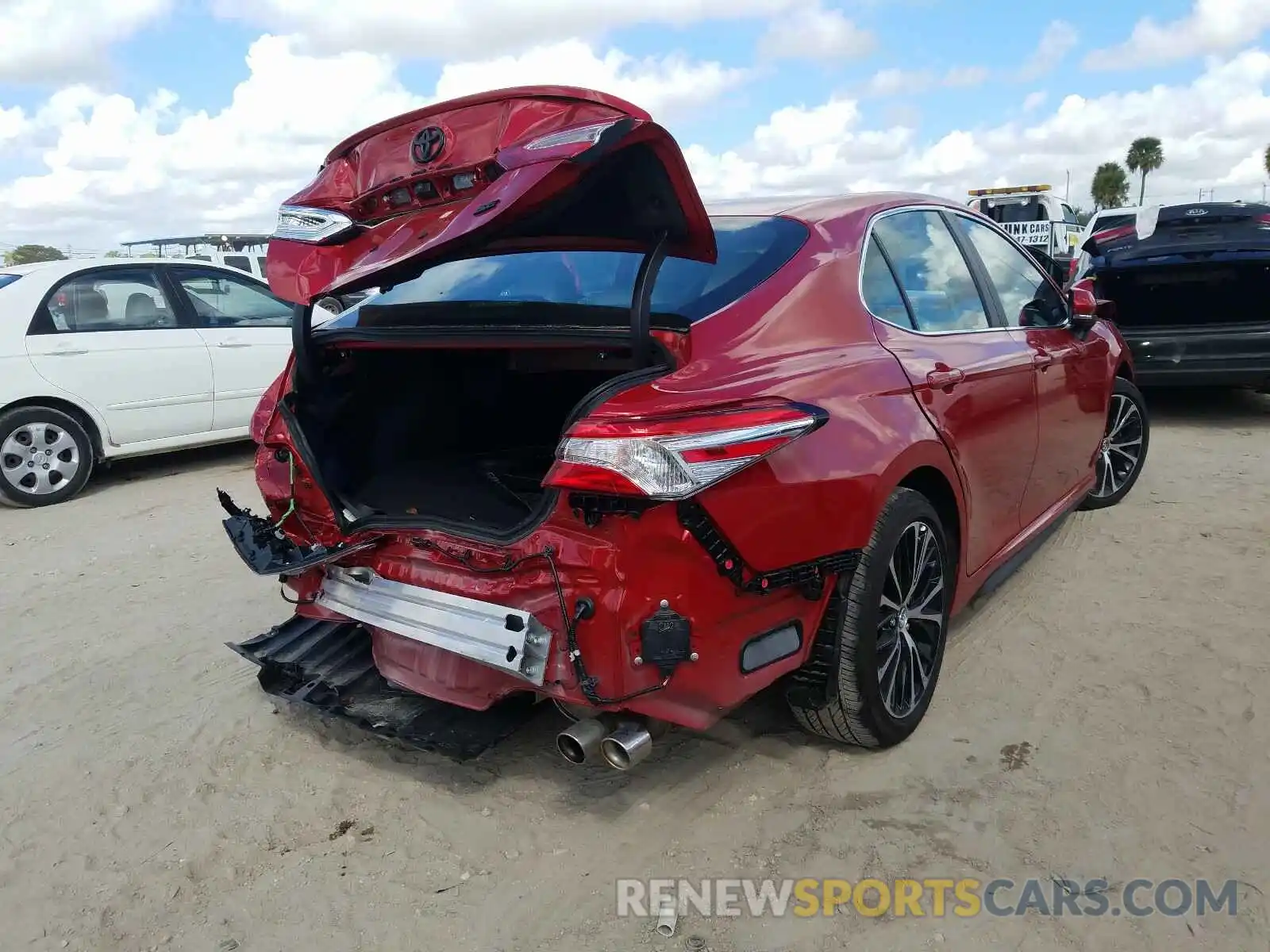 4 Photograph of a damaged car 4T1M11AK9LU340390 TOYOTA CAMRY 2020