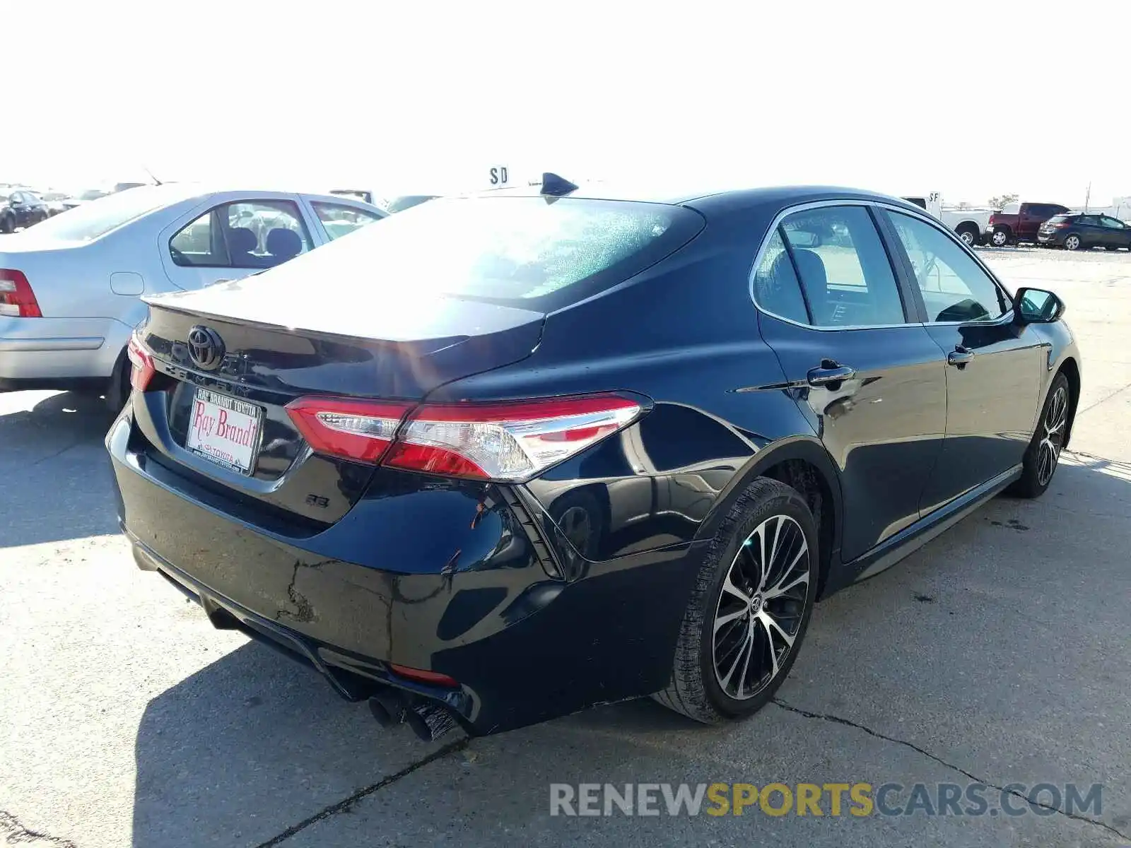 4 Photograph of a damaged car 4T1M11AK9LU387130 TOYOTA CAMRY 2020