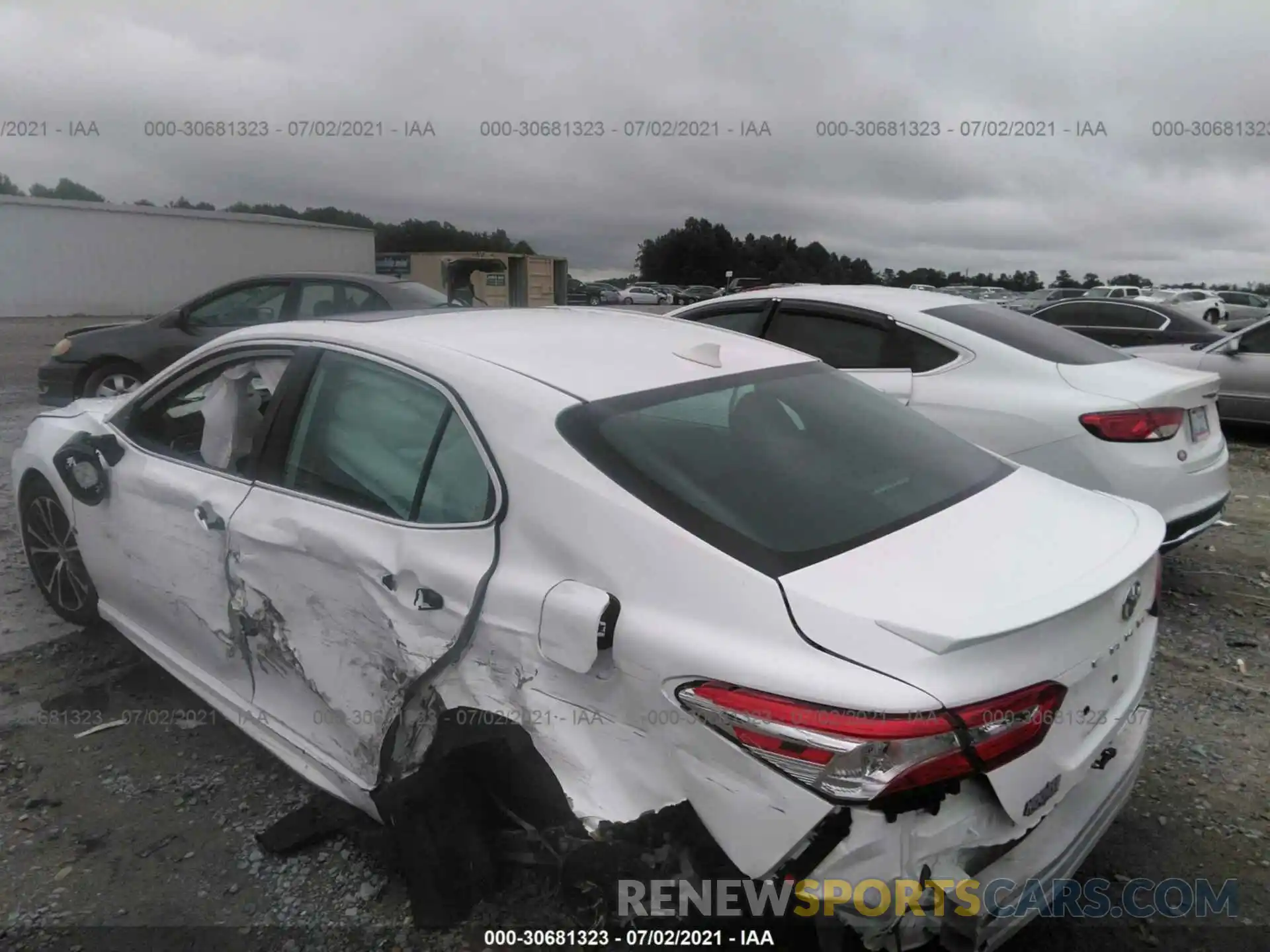 3 Photograph of a damaged car 4T1M11AK9LU401561 TOYOTA CAMRY 2020