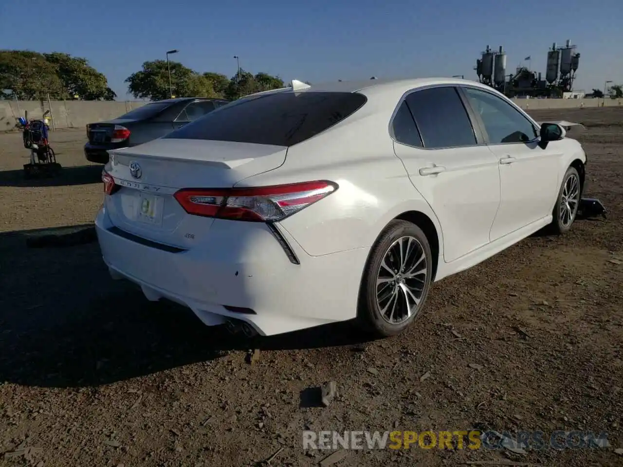 4 Photograph of a damaged car 4T1M11AKXLU874739 TOYOTA CAMRY 2020