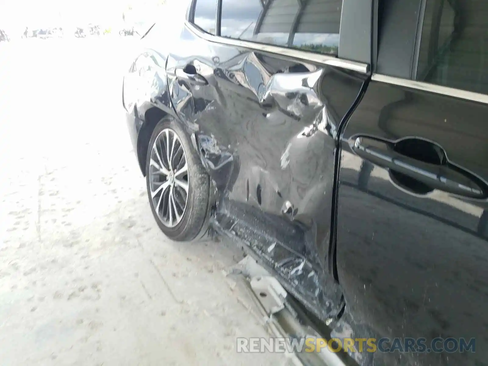 9 Photograph of a damaged car 4T1M11AKXLU930615 TOYOTA CAMRY 2020