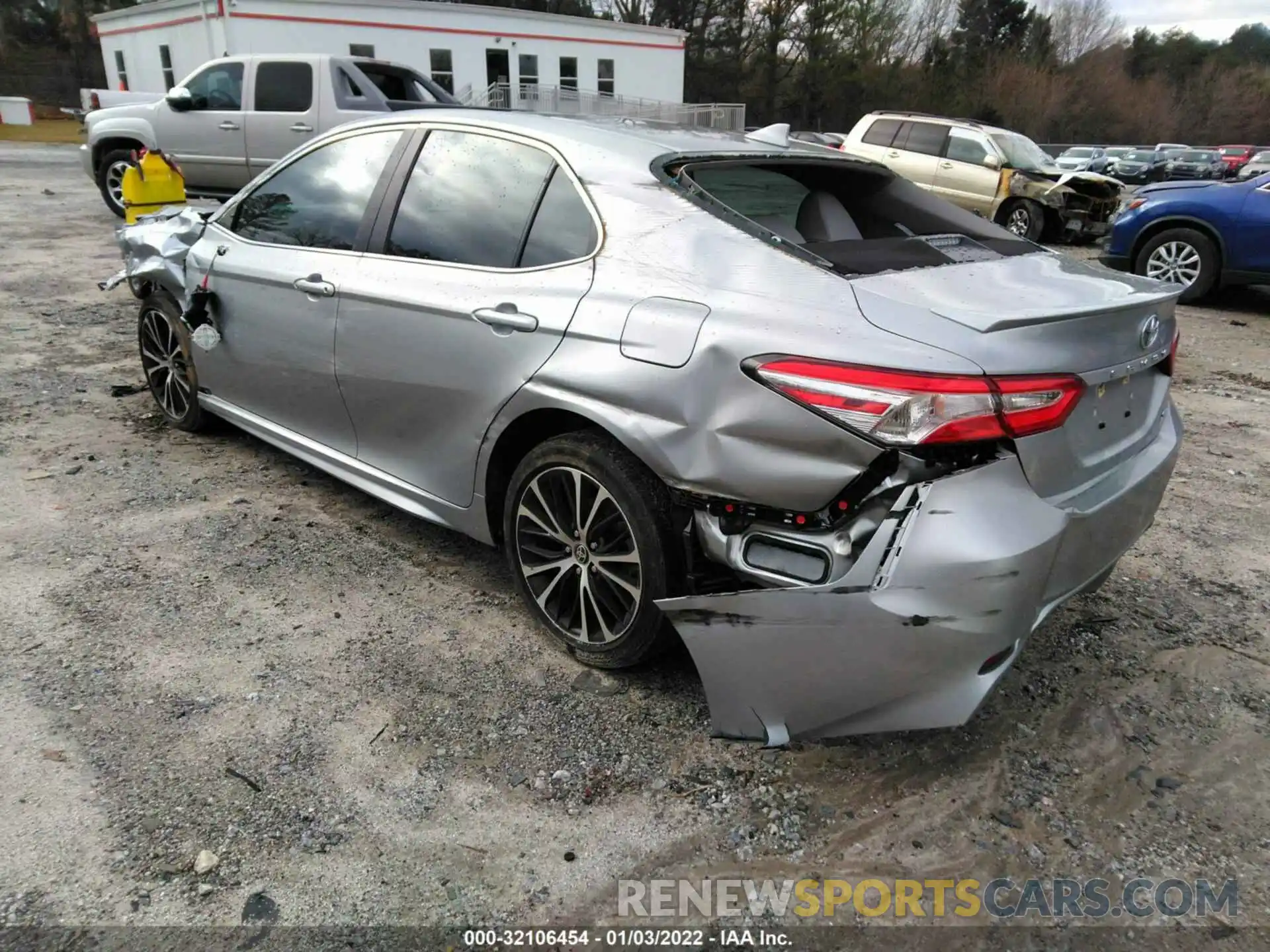 3 Photograph of a damaged car 4T1M11AKXLU957569 TOYOTA CAMRY 2020