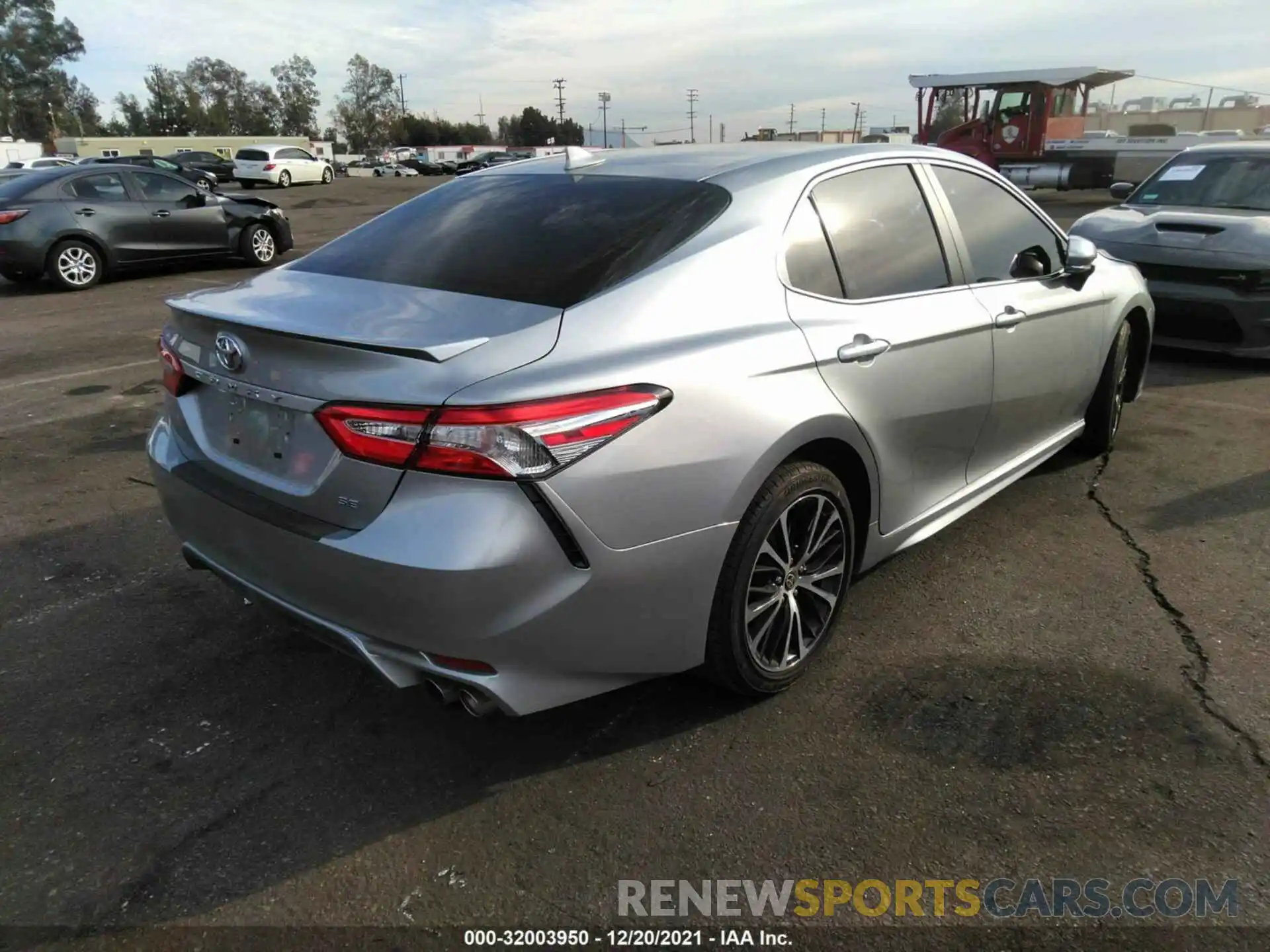 4 Photograph of a damaged car 4T1M11AKXLU962500 TOYOTA CAMRY 2020