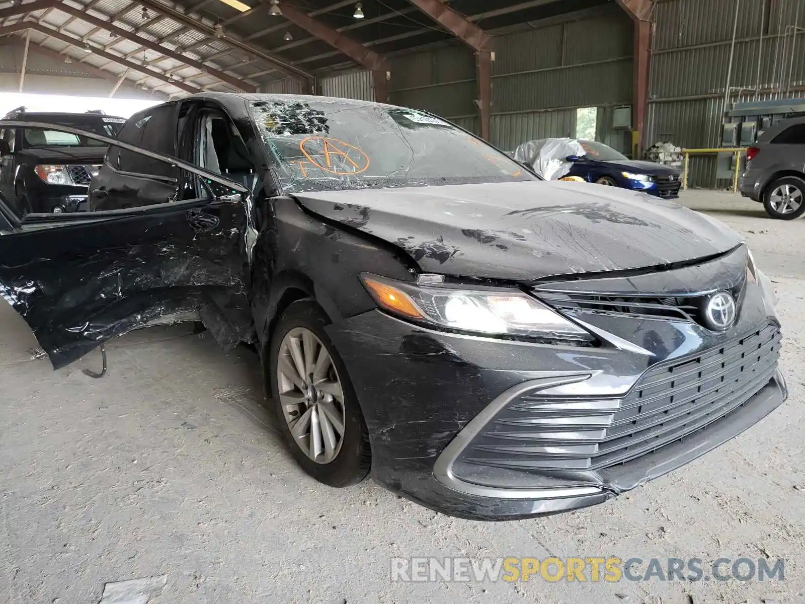 1 Photograph of a damaged car 4T1C11AK0MU558117 TOYOTA CAMRY 2021