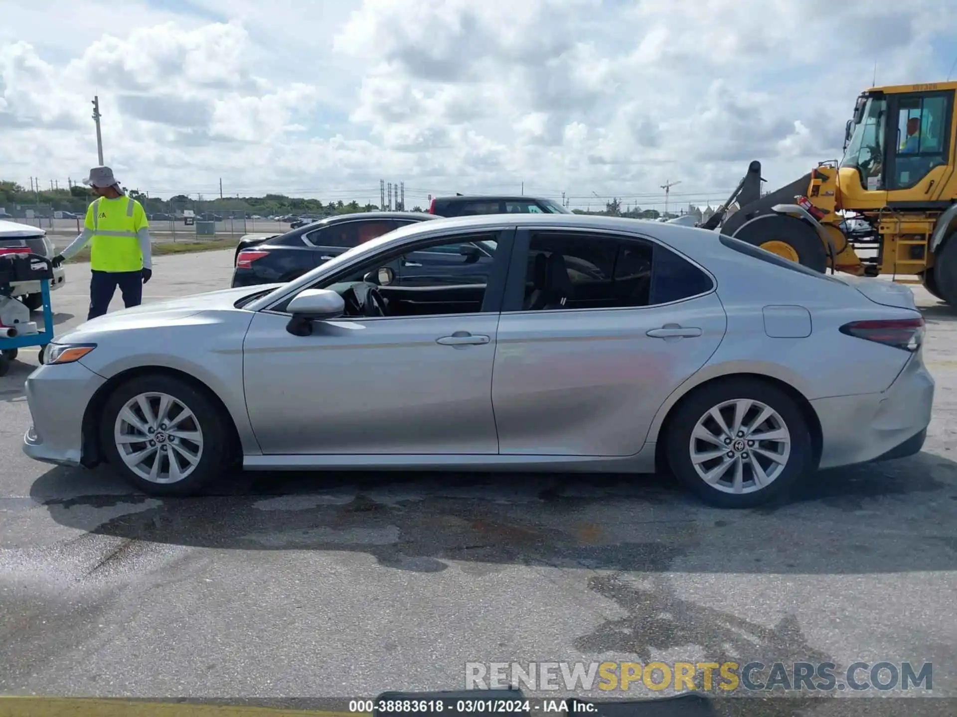 14 Photograph of a damaged car 4T1C11AK1MU536207 TOYOTA CAMRY 2021