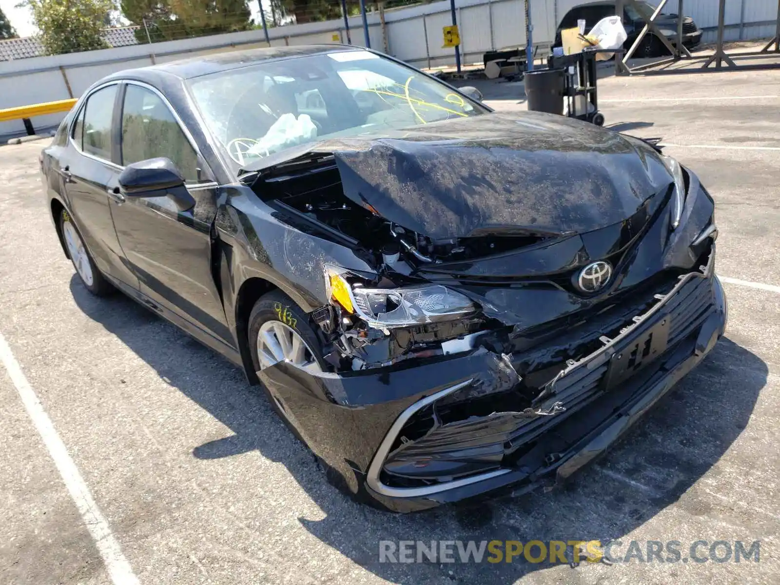 1 Photograph of a damaged car 4T1C11AK4MU559111 TOYOTA CAMRY 2021