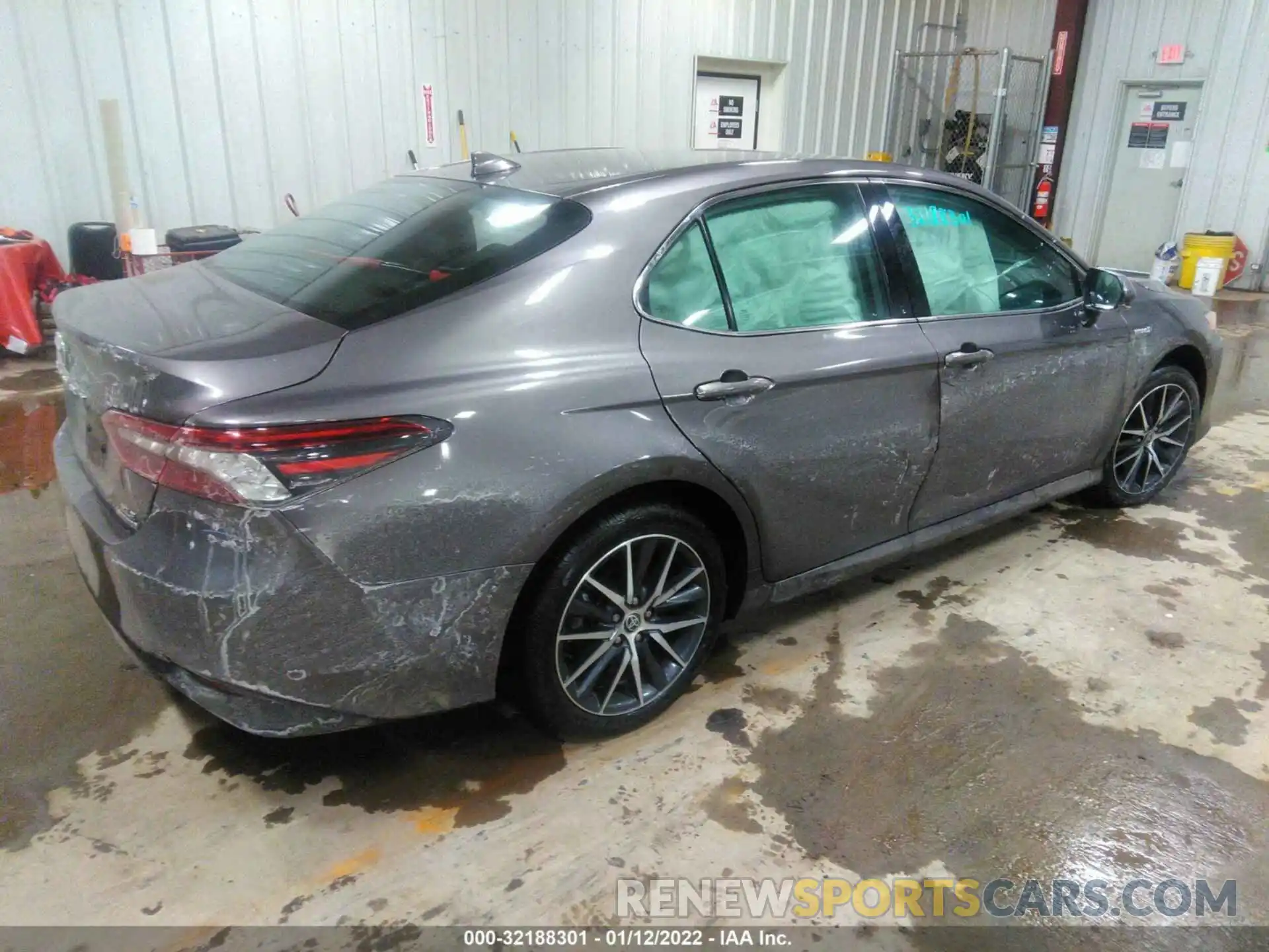 4 Photograph of a damaged car 4T1F31AK9MU566918 TOYOTA CAMRY 2021