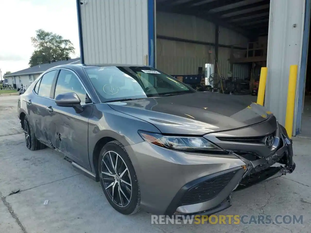 1 Photograph of a damaged car 4T1G11AK1MU520655 TOYOTA CAMRY 2021