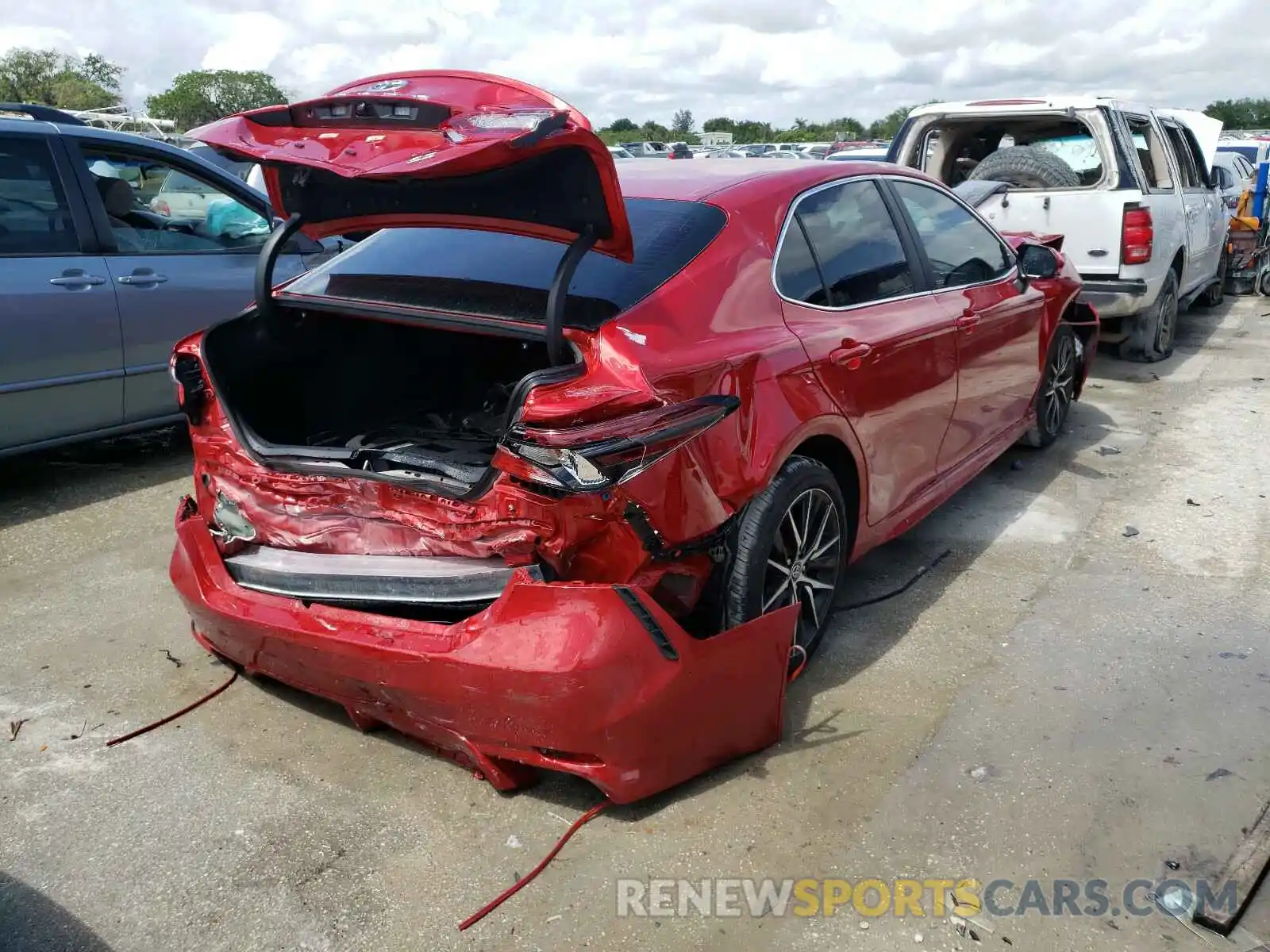 4 Photograph of a damaged car 4T1G11AK2MU419740 TOYOTA CAMRY 2021