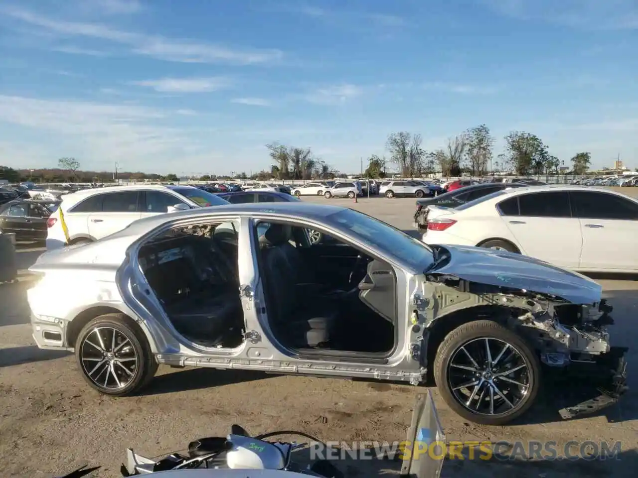 9 Photograph of a damaged car 4T1G11AK6MU575960 TOYOTA CAMRY 2021