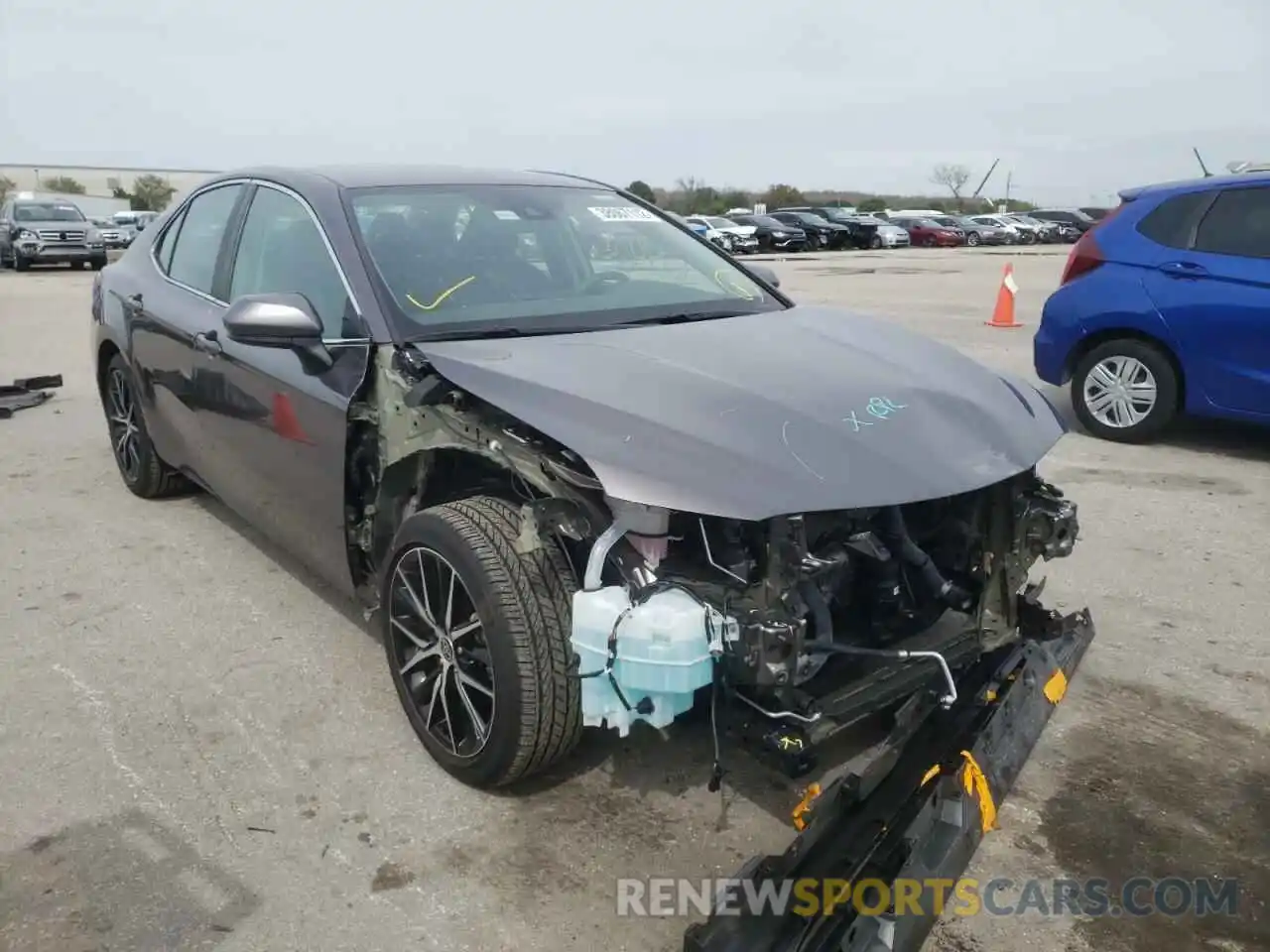 1 Photograph of a damaged car 4T1G11AK6MU582231 TOYOTA CAMRY 2021