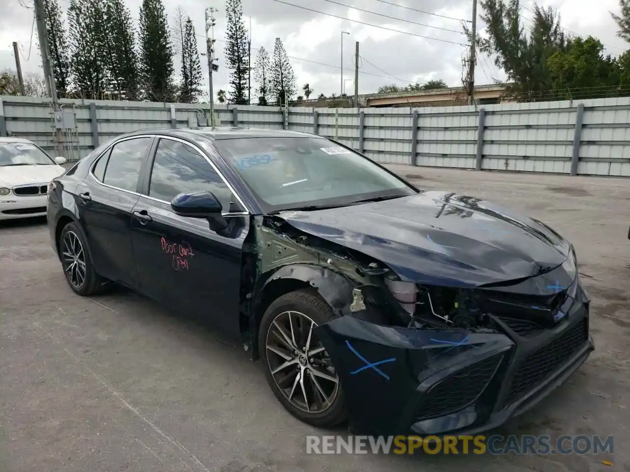 1 Photograph of a damaged car 4T1G11AK6MU605572 TOYOTA CAMRY 2021