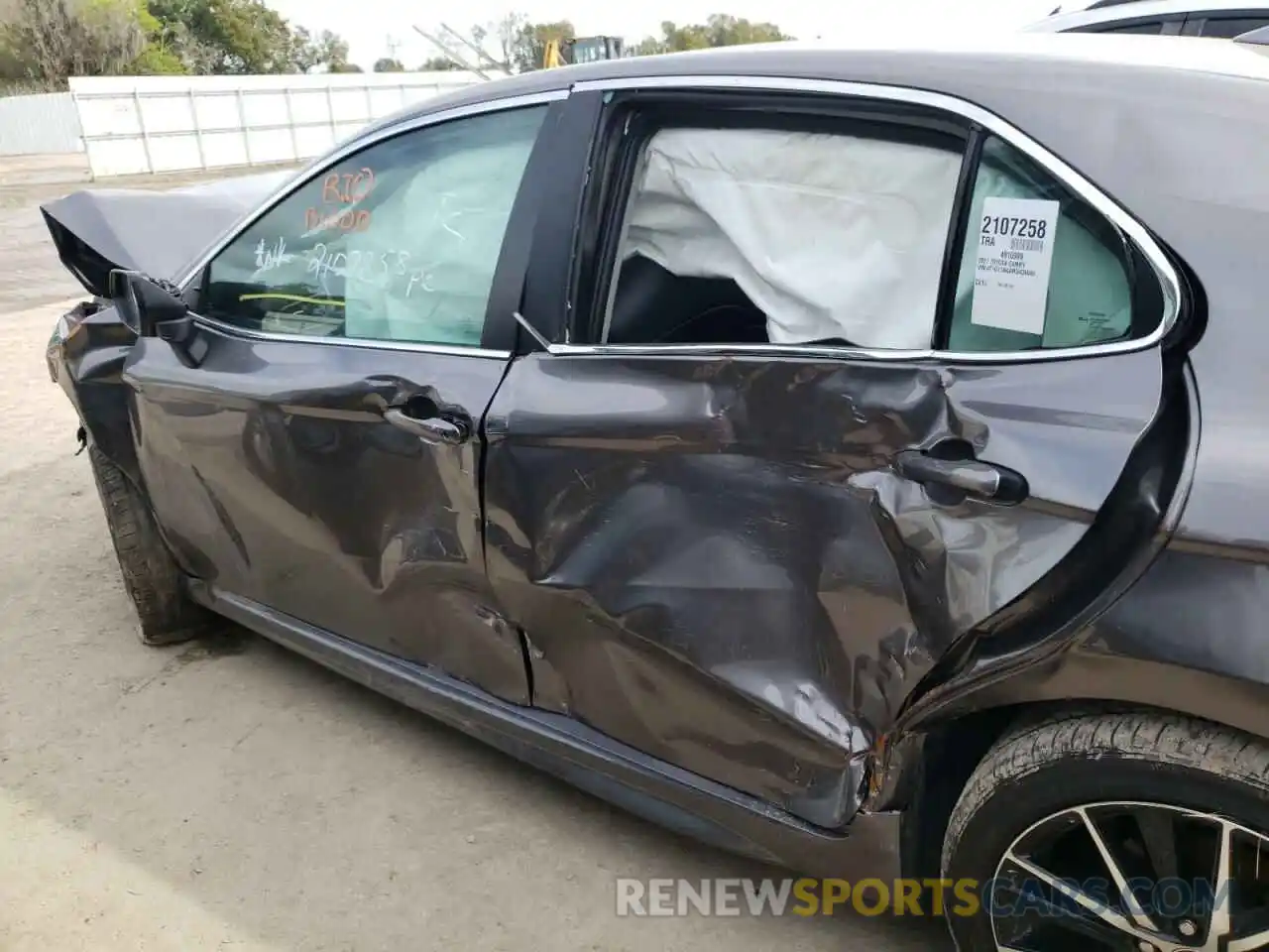 10 Photograph of a damaged car 4T1G11AKXMU404046 TOYOTA CAMRY 2021