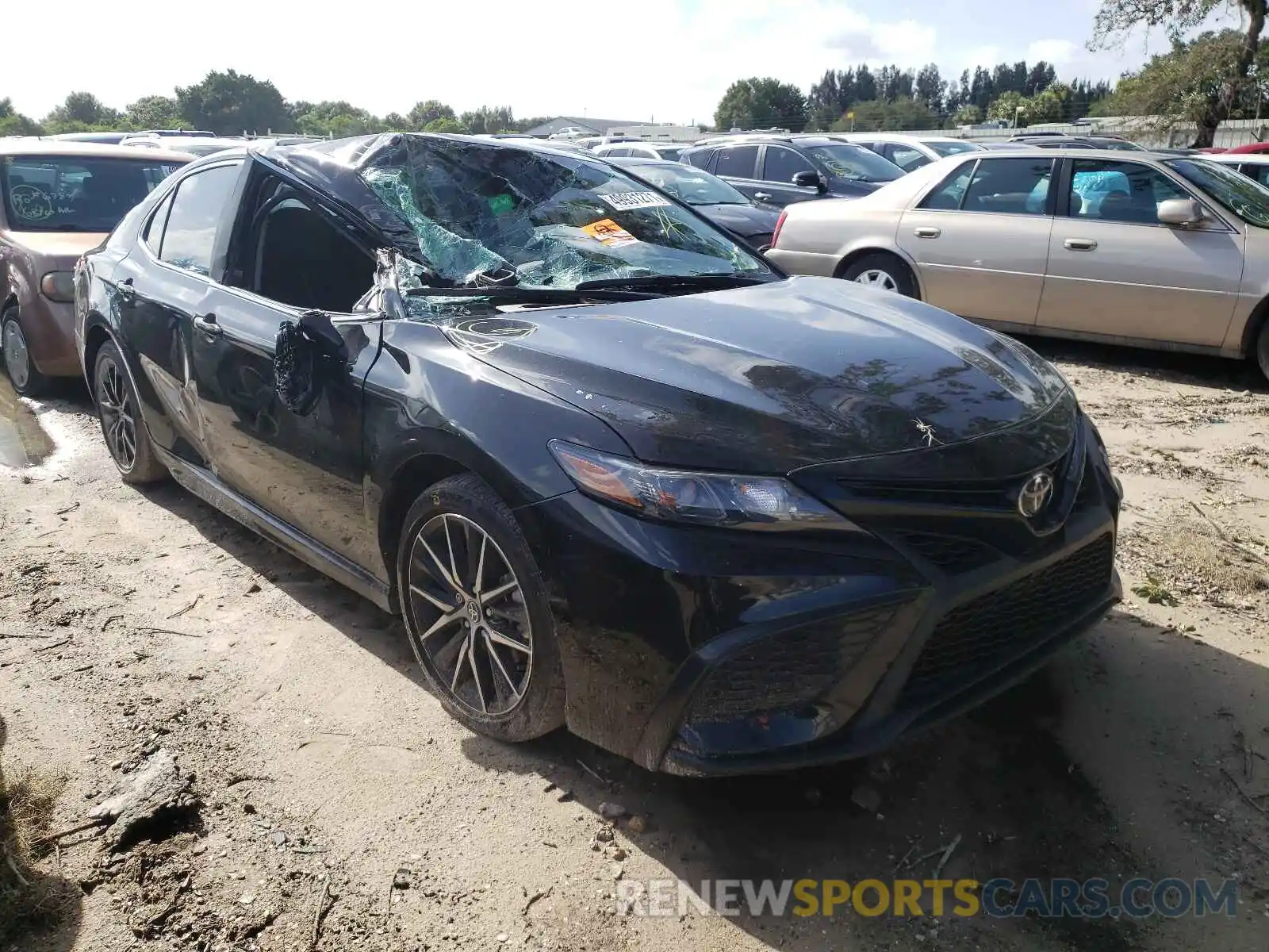 1 Photograph of a damaged car 4T1G11AKXMU530262 TOYOTA CAMRY 2021