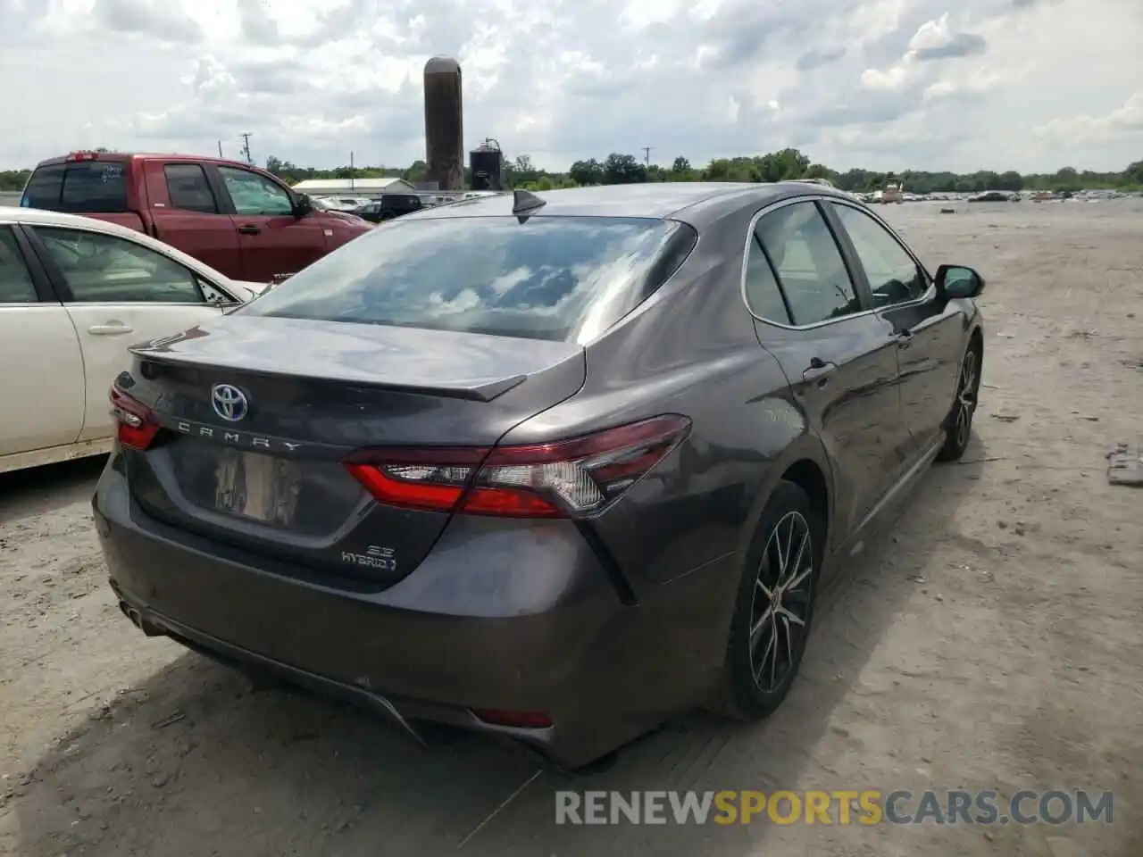 4 Photograph of a damaged car 4T1G31AK2MU556946 TOYOTA CAMRY 2021