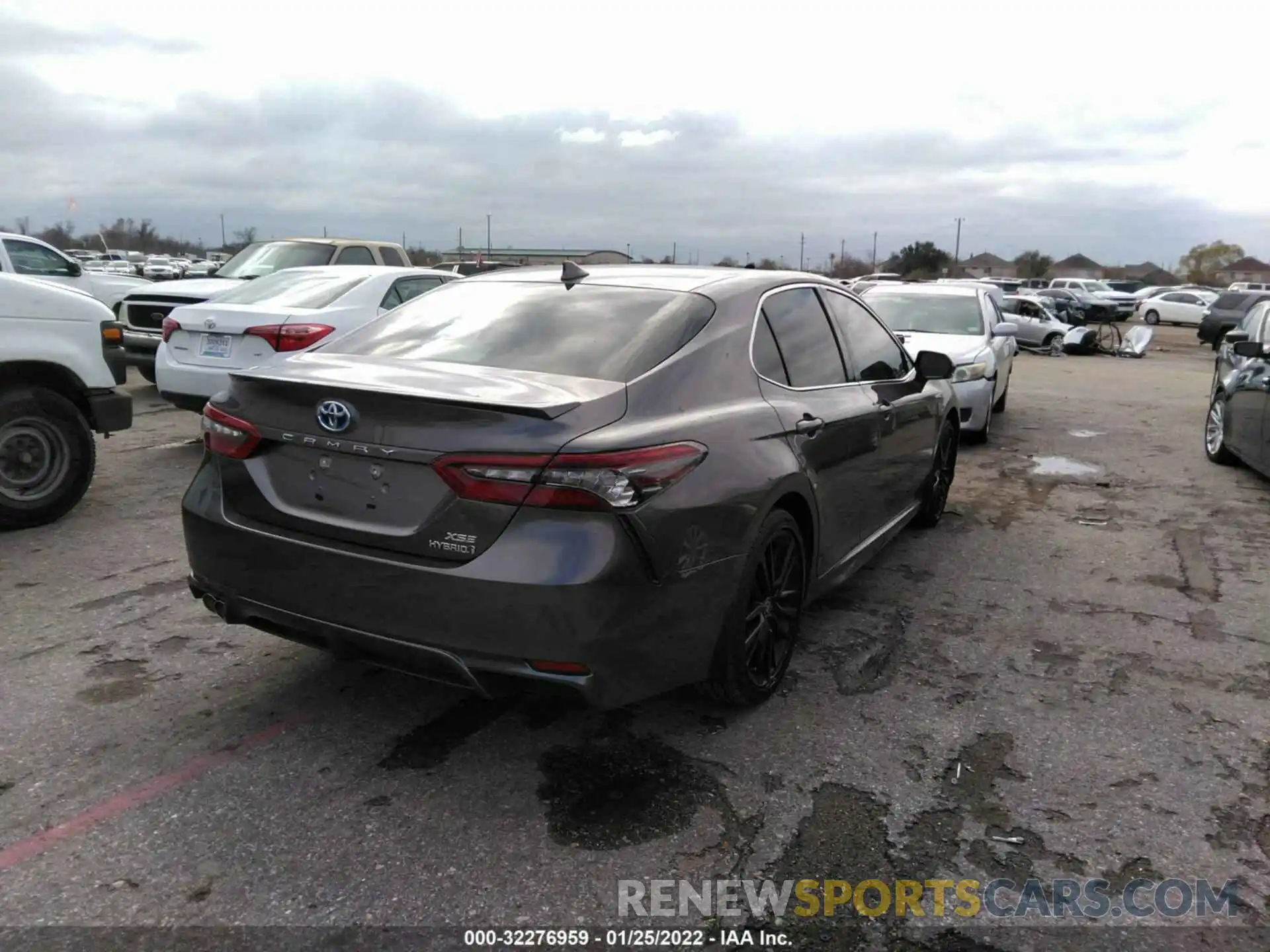 4 Photograph of a damaged car 4T1K31AK2MU030875 TOYOTA CAMRY 2021