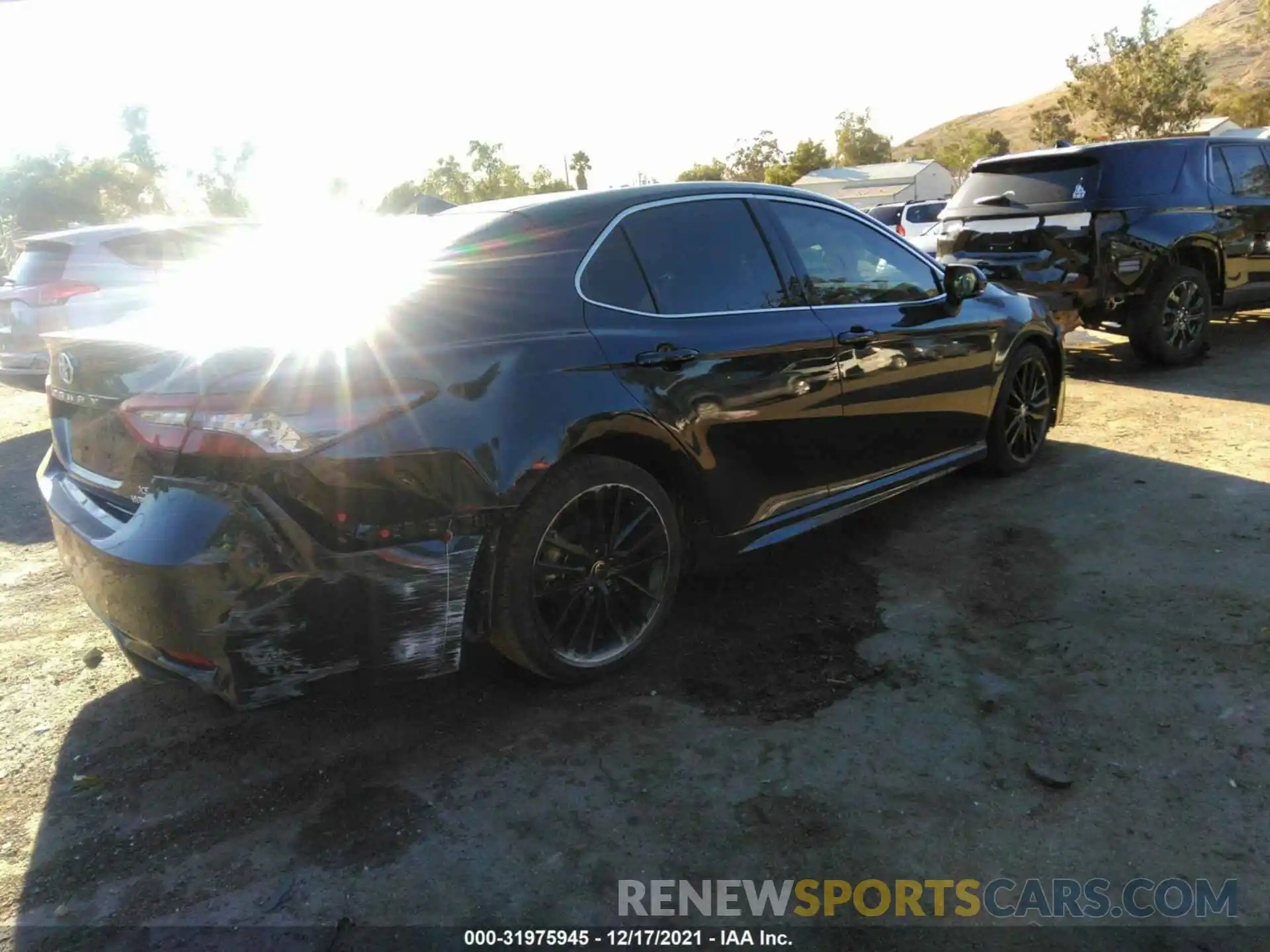 4 Photograph of a damaged car 4T1K31AK3MU551460 TOYOTA CAMRY 2021