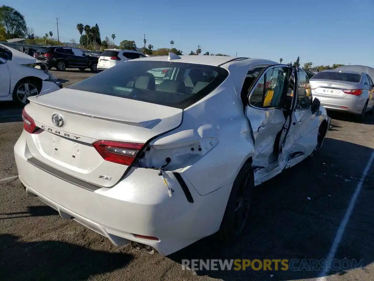 4 Photograph of a damaged car 4T1K61AK0MU423412 TOYOTA CAMRY 2021