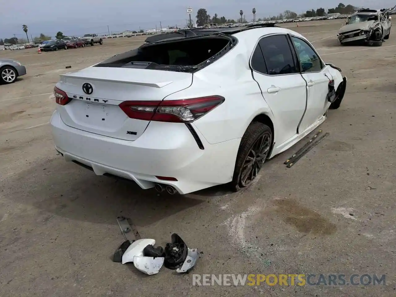 4 Photograph of a damaged car 4T1K61AKXMU557585 TOYOTA CAMRY 2021