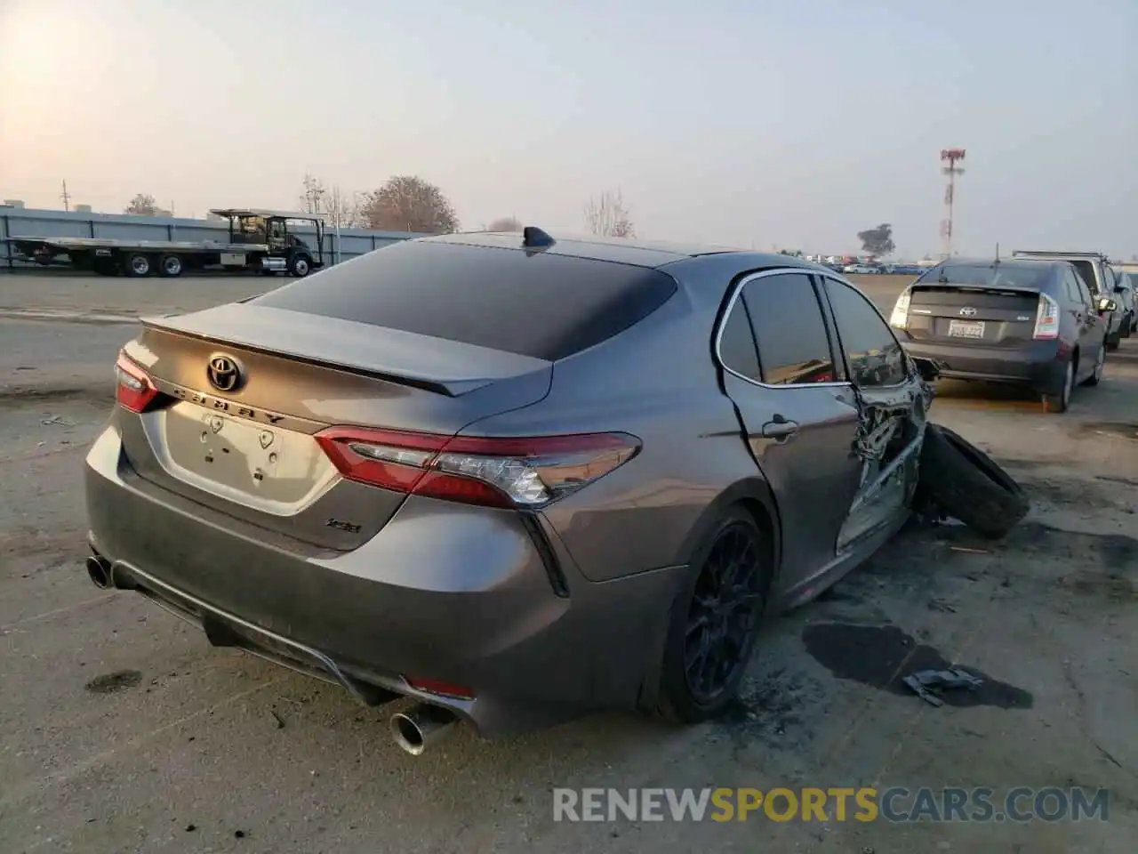 4 Photograph of a damaged car 4T1K61AKXMU562432 TOYOTA CAMRY 2021