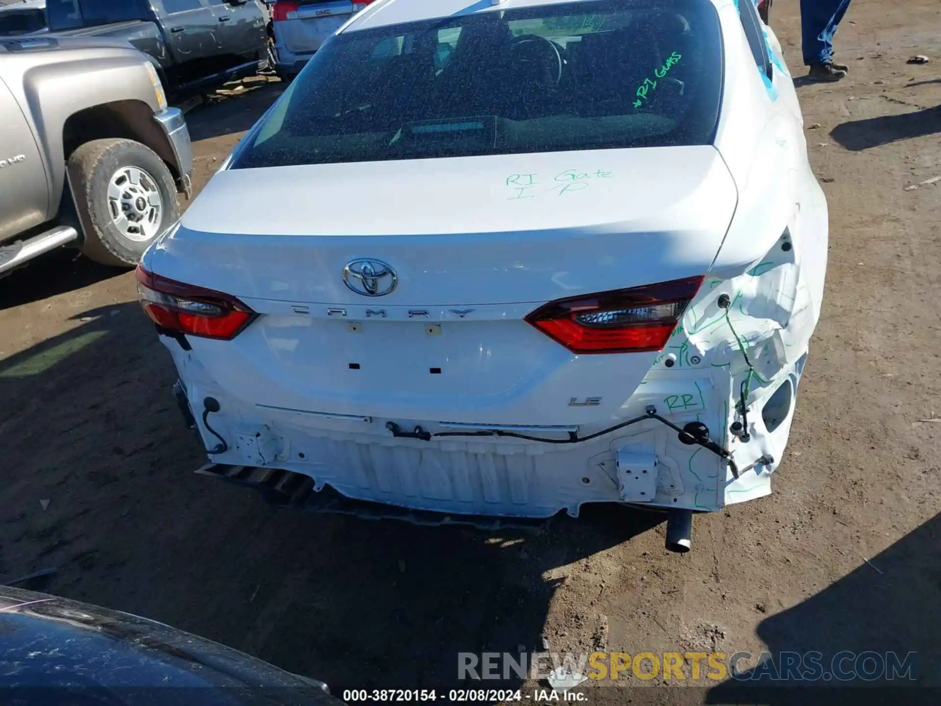 16 Photograph of a damaged car 4T1R11AK6MU426263 TOYOTA CAMRY 2021