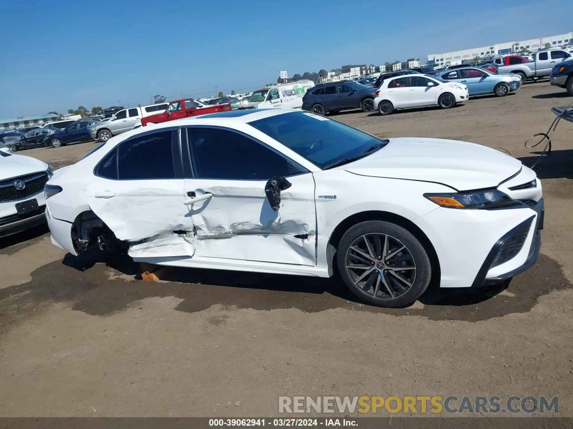 14 Photograph of a damaged car 4T1S31AK5MU561696 TOYOTA CAMRY 2021