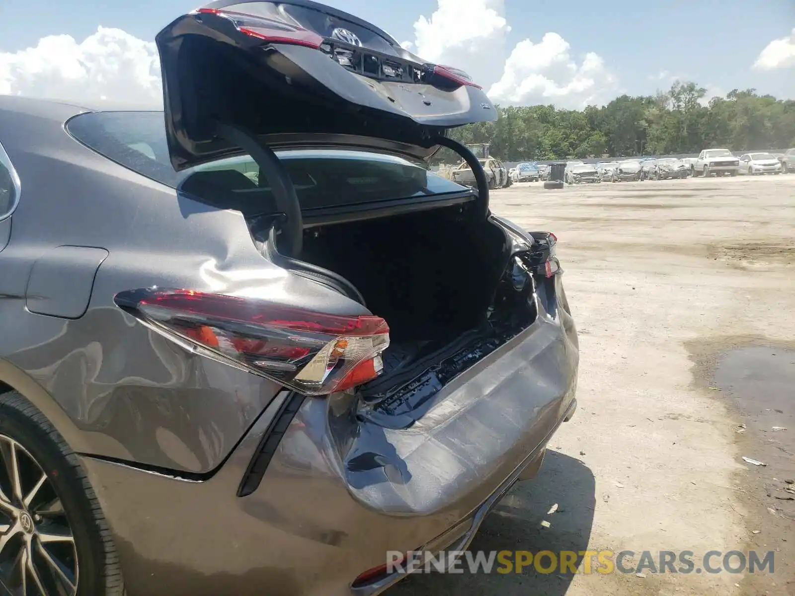 9 Photograph of a damaged car 4T1T11AKXMU573675 TOYOTA CAMRY 2021