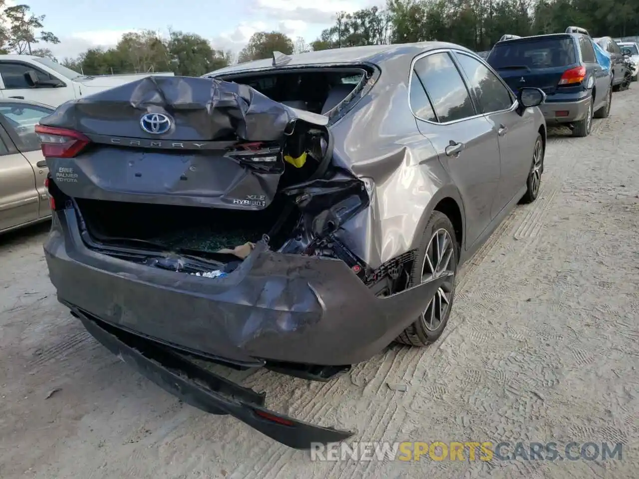 4 Photograph of a damaged car 4T1F31AK4NU571185 TOYOTA CAMRY 2022