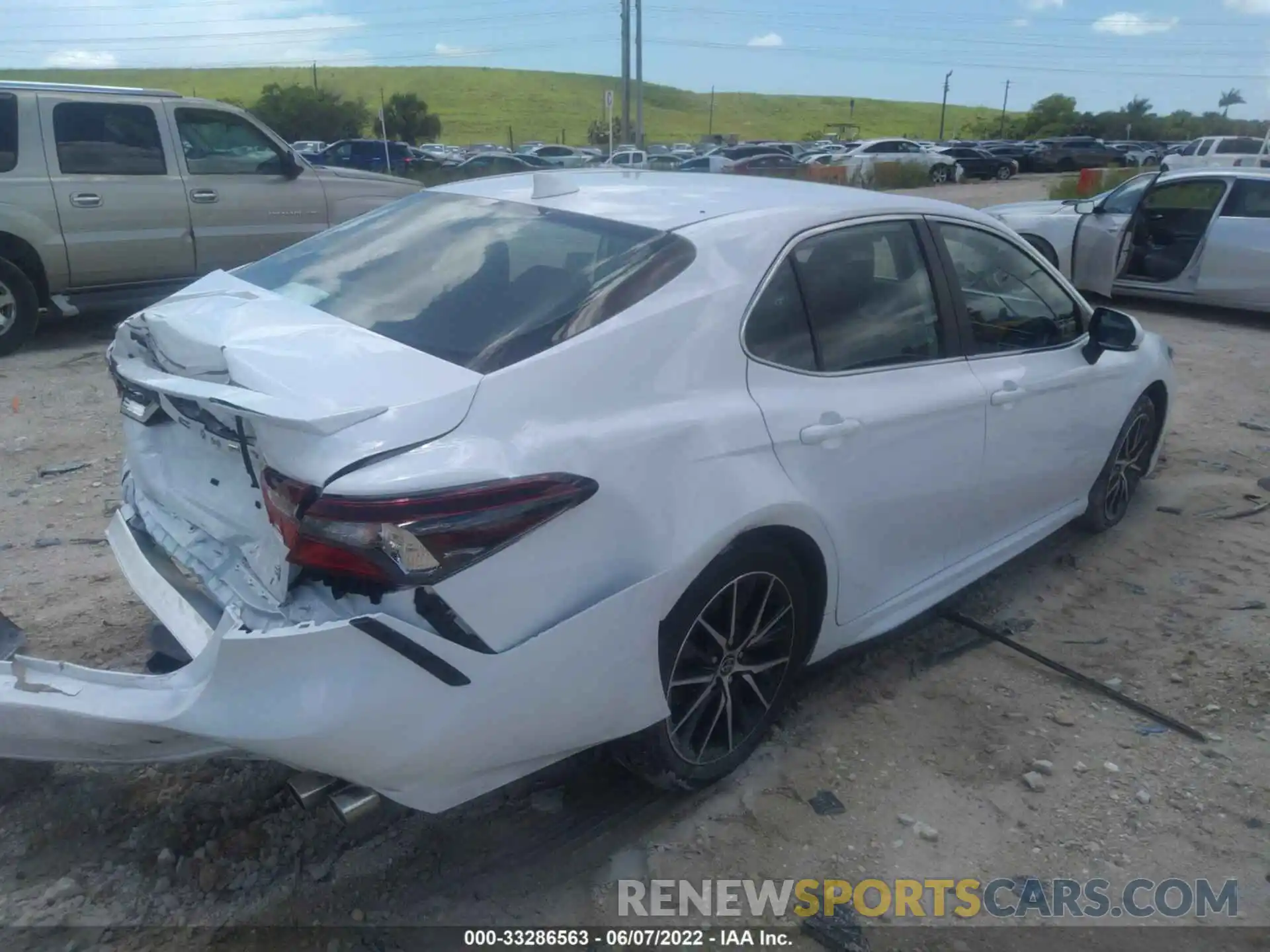 4 Photograph of a damaged car 4T1G11AK0NU646457 TOYOTA CAMRY 2022