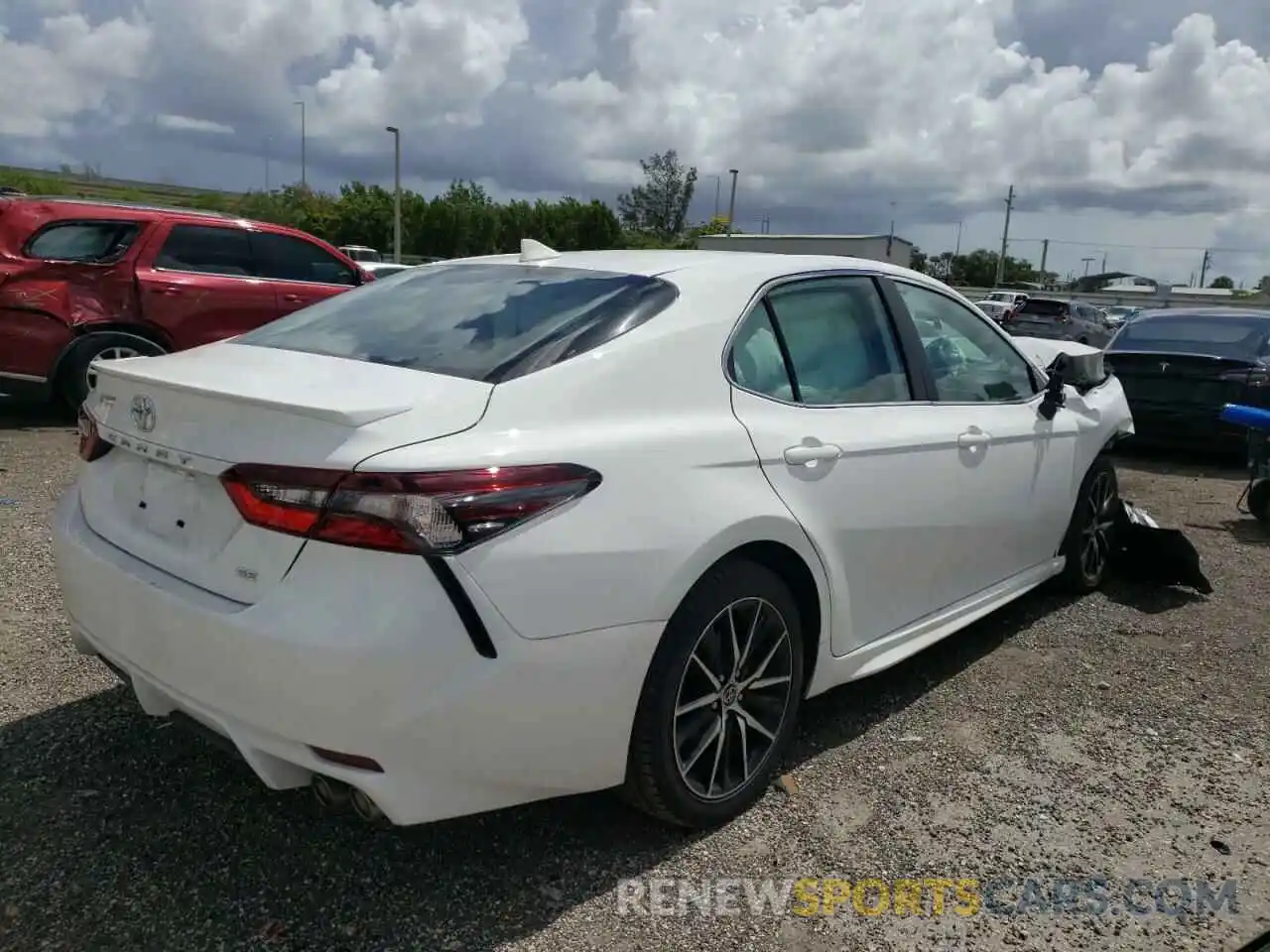 4 Photograph of a damaged car 4T1G11AK1NU645284 TOYOTA CAMRY 2022