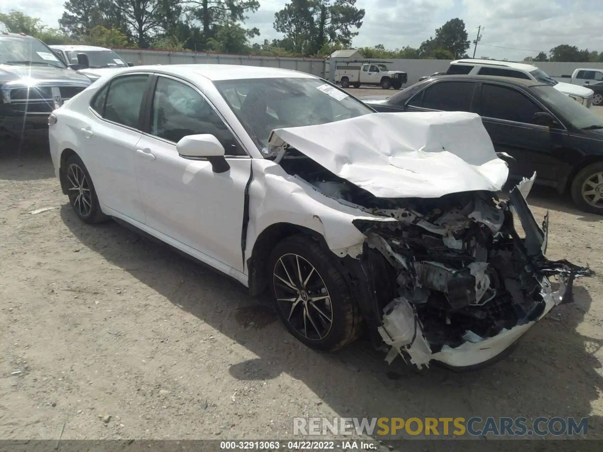 1 Photograph of a damaged car 4T1G11AK2NU672512 TOYOTA CAMRY 2022