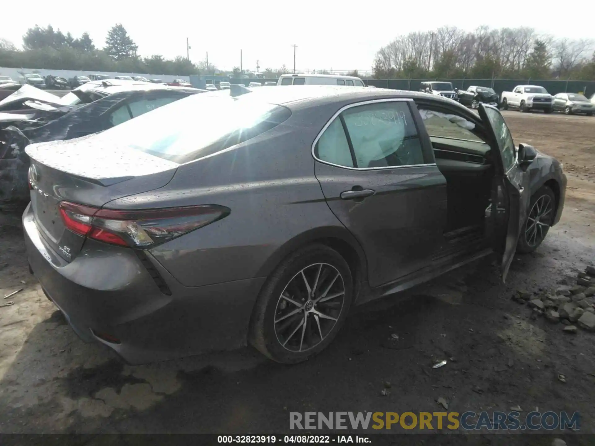 4 Photograph of a damaged car 4T1G31AKXNU575990 TOYOTA CAMRY 2022