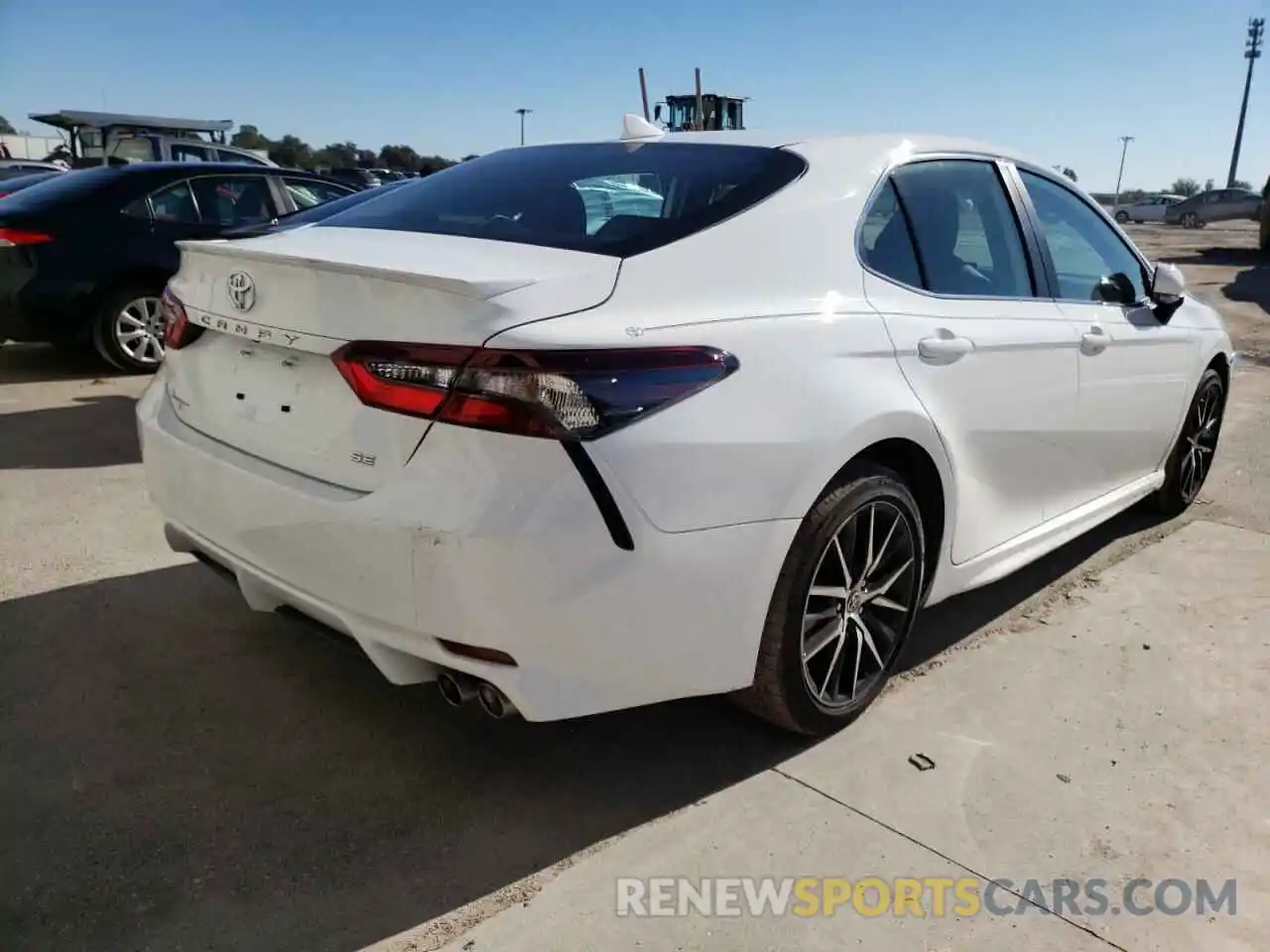 4 Photograph of a damaged car 4T1T11AK2NU637113 TOYOTA CAMRY 2022