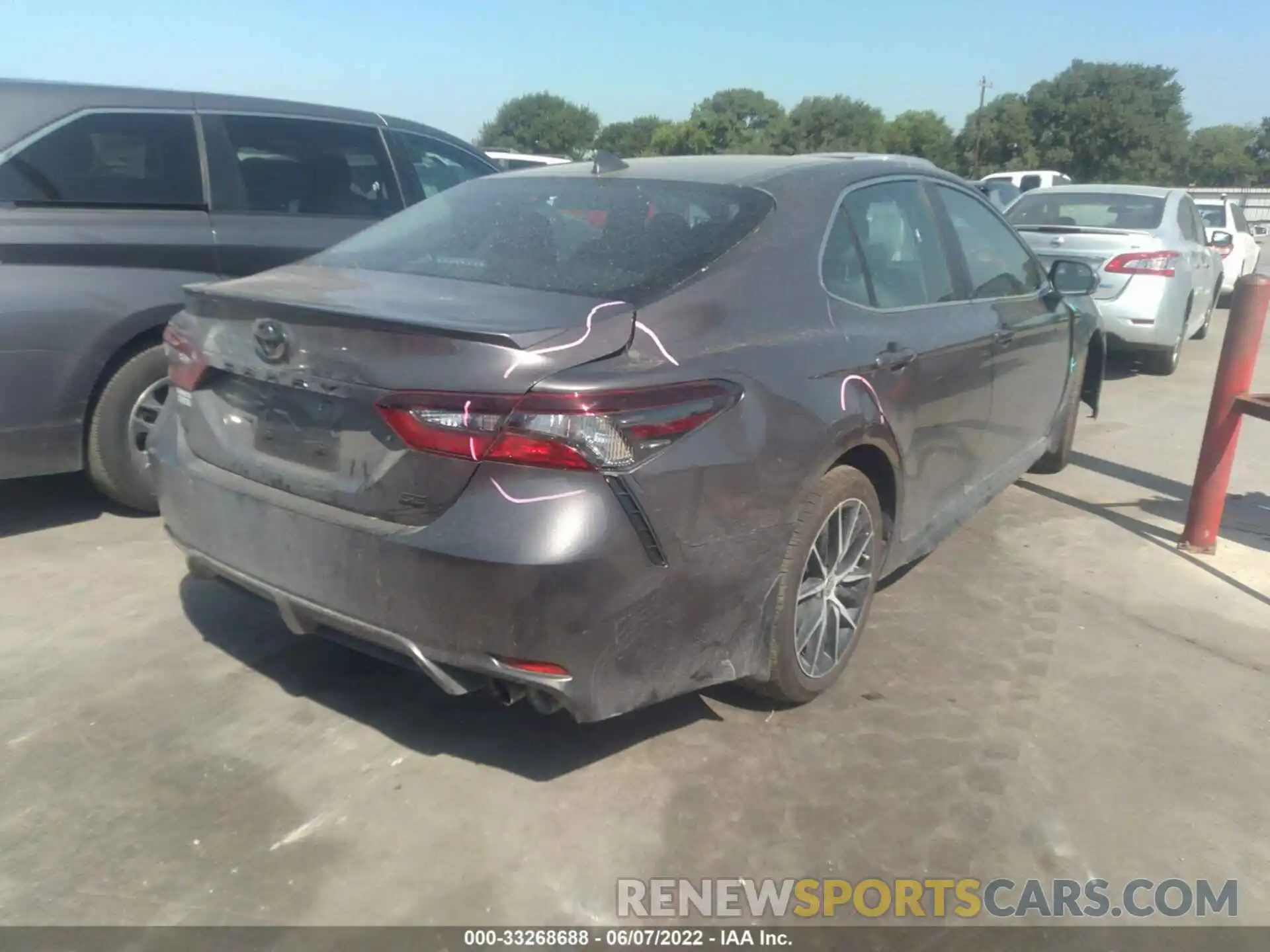 4 Photograph of a damaged car 4T1T11AK7NU669572 TOYOTA CAMRY 2022