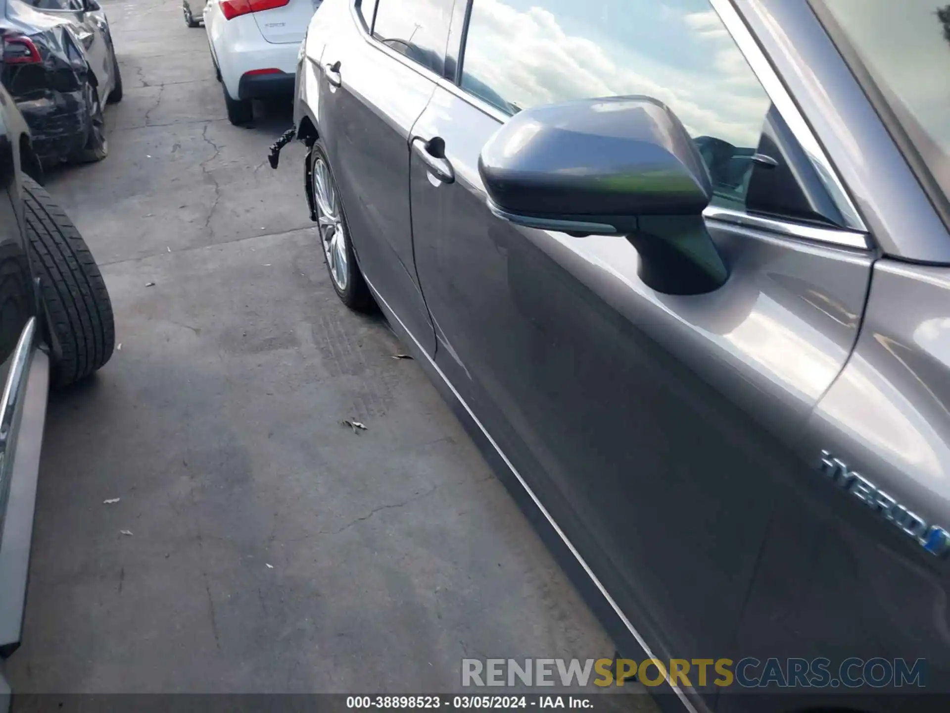 13 Photograph of a damaged car 4T1B21HK5KU515047 TOYOTA CAMRY HYBRID 2019