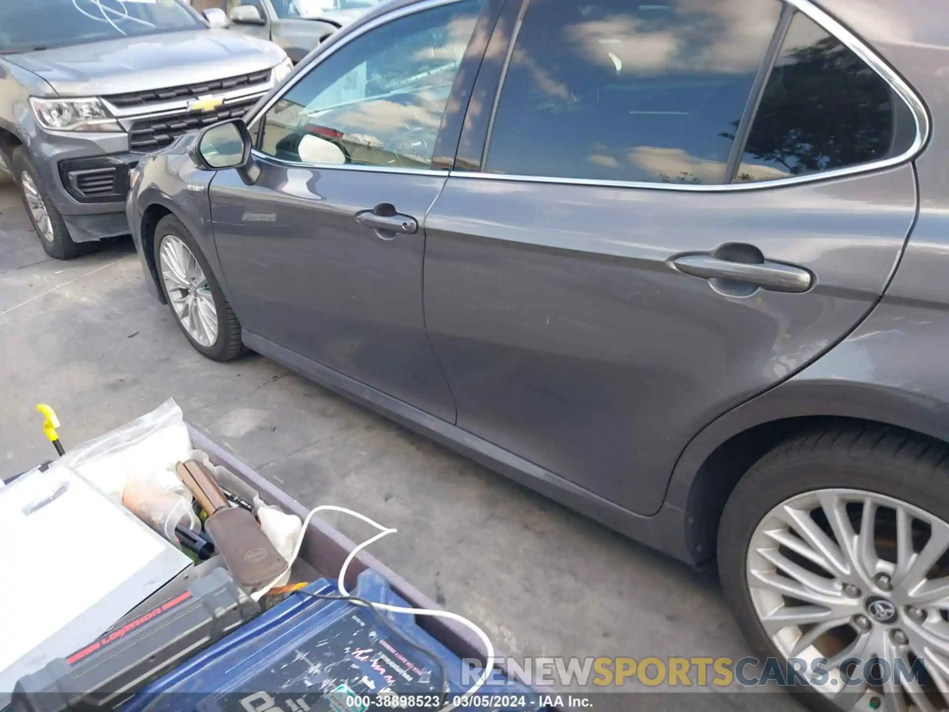 14 Photograph of a damaged car 4T1B21HK5KU515047 TOYOTA CAMRY HYBRID 2019