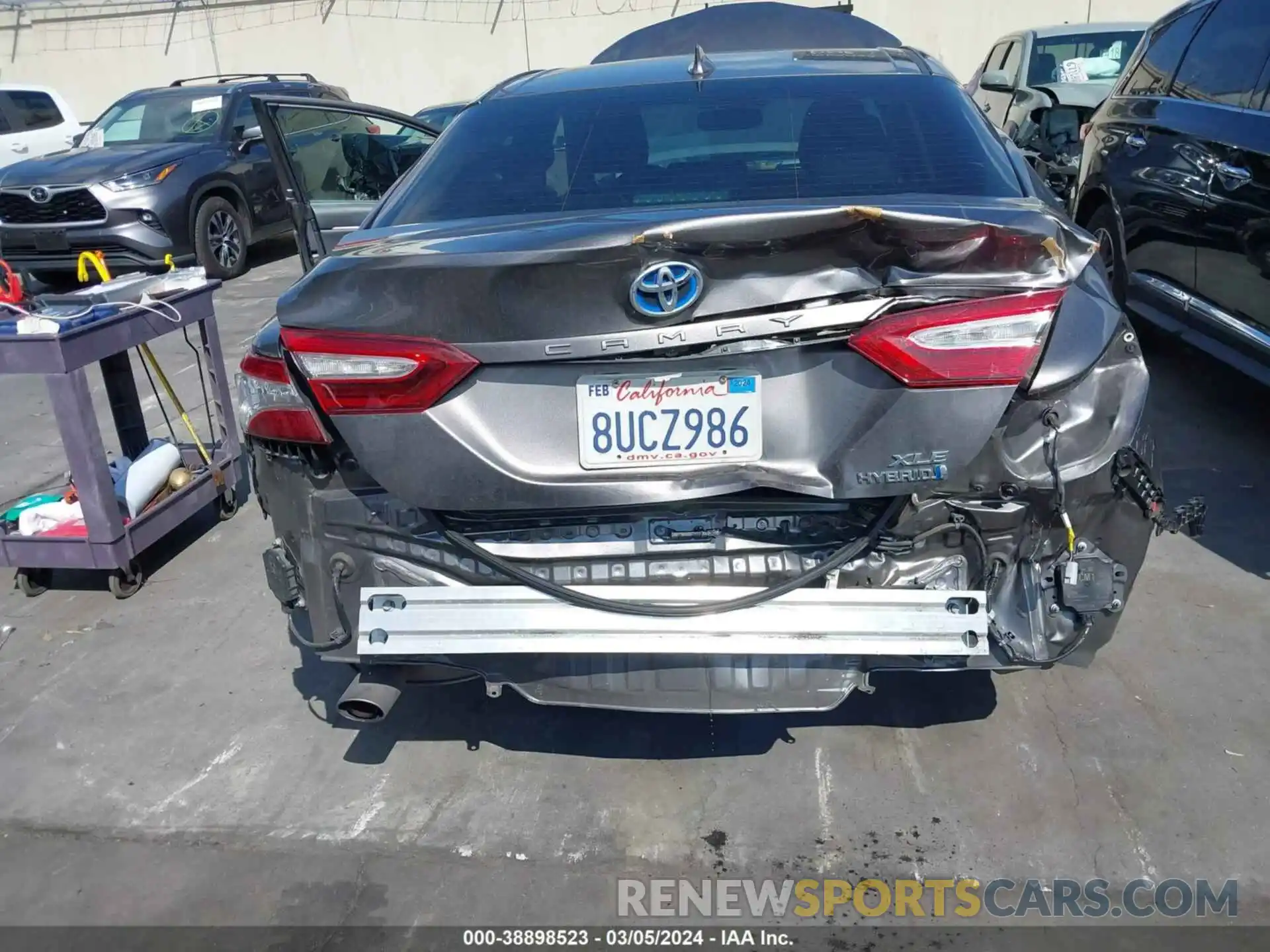 18 Photograph of a damaged car 4T1B21HK5KU515047 TOYOTA CAMRY HYBRID 2019