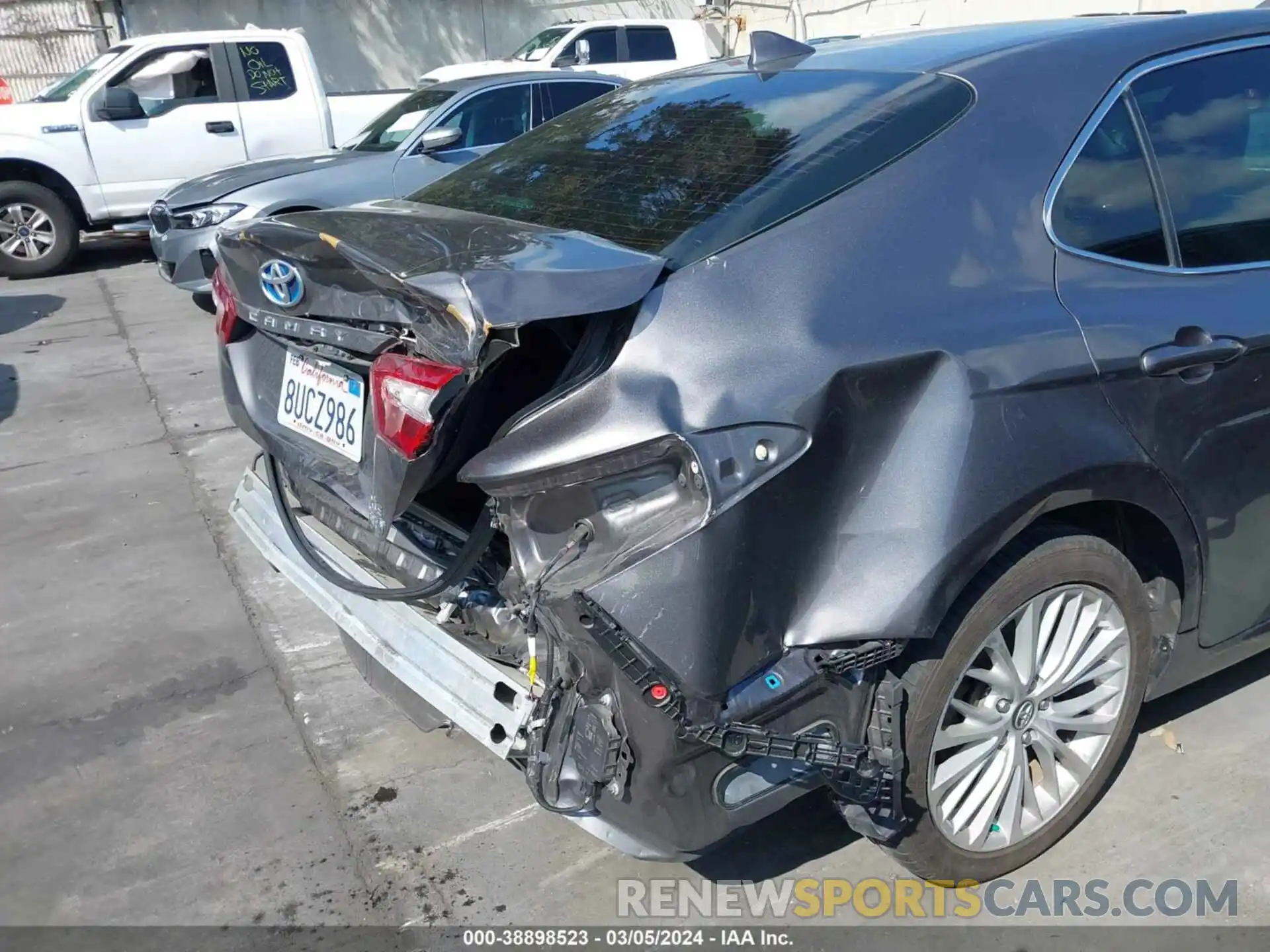 19 Photograph of a damaged car 4T1B21HK5KU515047 TOYOTA CAMRY HYBRID 2019